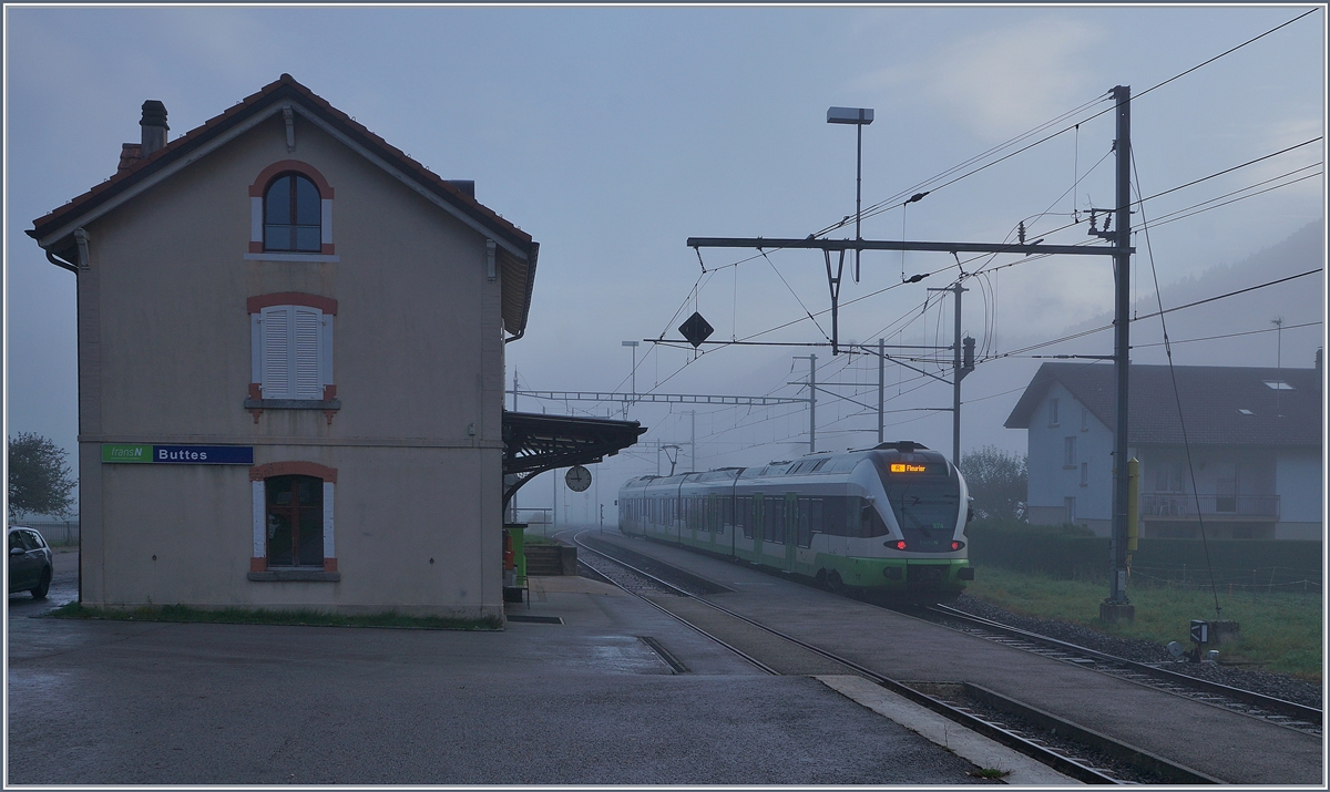 Nachdem der transN RABe 526 074 als Regionalzug 7028 von Neuchâtel kommend in Buttes eingetroffen ist, fährt er als Regionalzug 7033 nach Fleurier zurück. 

5. Nov. 2019