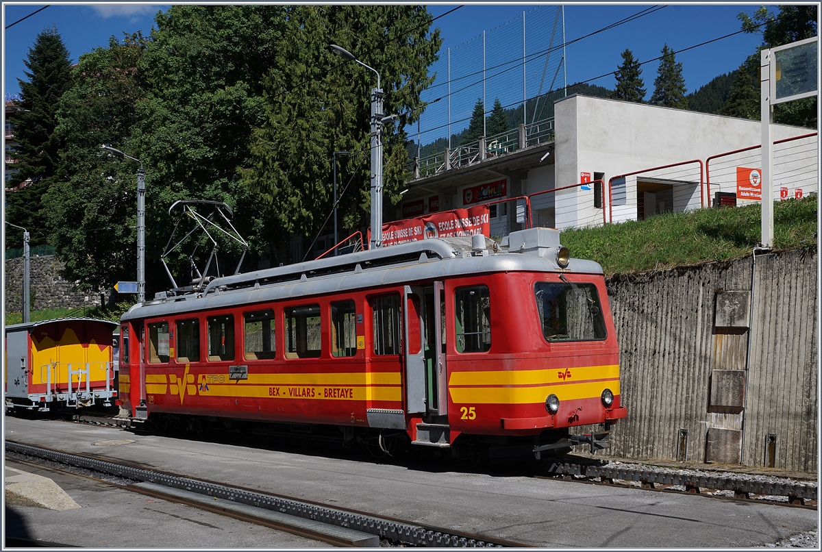 Neben dem Be 2/3 gab es in Villars als weitere erfreuliche Rarität den BVB BDeh 2/4 25 zu sehen, der aufgebügelt wohl auf die Abfahrt Richtung Col de Bretaye wartet.
5. Sept. 2017