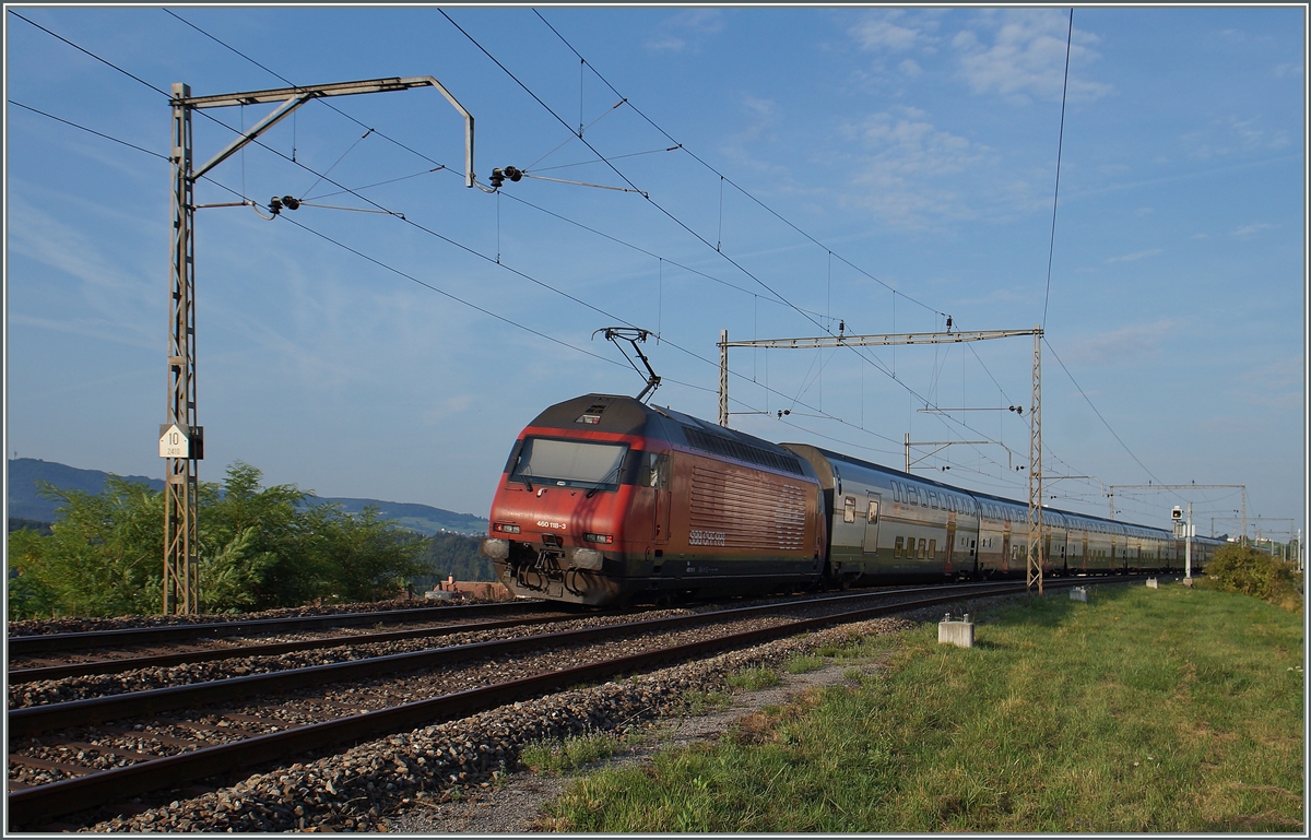 Noch bis vor Kurzem standen bei Neyruz an der Strecke Bern Lausanne die letzten alten Fahrleitungsmaste. Die Re 460 113-3 schiebt einen IC Richtung Lausanne.
6. Aug. 2015