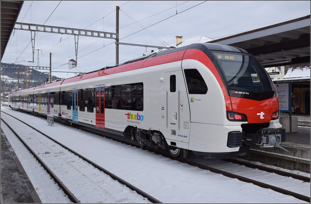 Noch eine Thurbo-Variante des Flirt evo mit vern�nftig vielen T�ren und in vierteiliger Version. Auch mit der Nummer RABe 533 501 setzt er sich von den anderen Thurboz�gen ab. Diese Variante hatte ich noch nicht auf dem Schirm. Wattwil, Januar 2026.