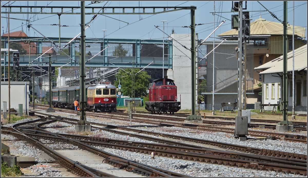 Oldiestunden im Grenzbahnhof. 

Ein letztes Treffen der Protagonisten Re 4/4 I 10034 der TEE Classics und V100 2335 der NESA, bevor der Zug von Swissclassictrain auf die Weiterreise in die Schweiz geht. Juni 2014.