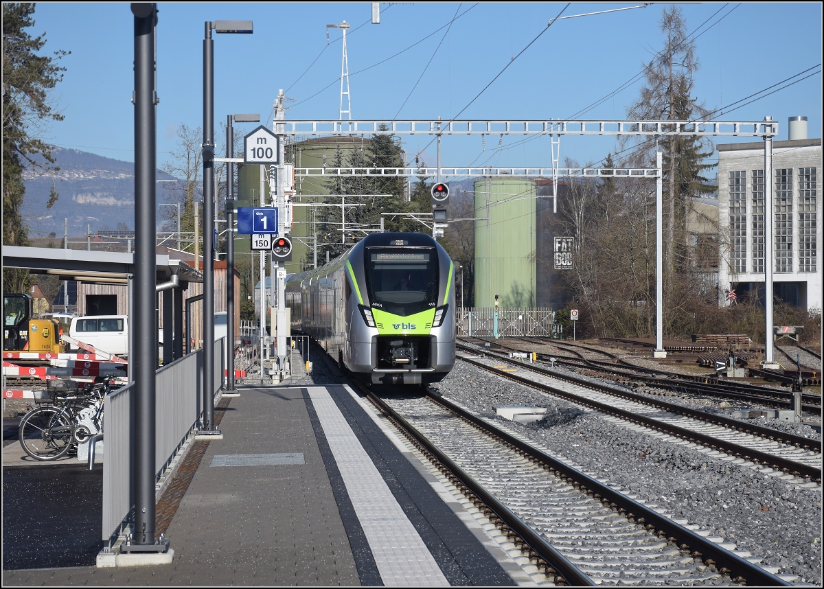 RABe 528 113 der BLS ist ein Flirt 4 und h�rt auf den Namen Mika, moderner innovativer kompakter Allroundtriebzug. In Bibrist kam er wohl auf einer Testfahrt eilig durchgefahren. Januar 2022.