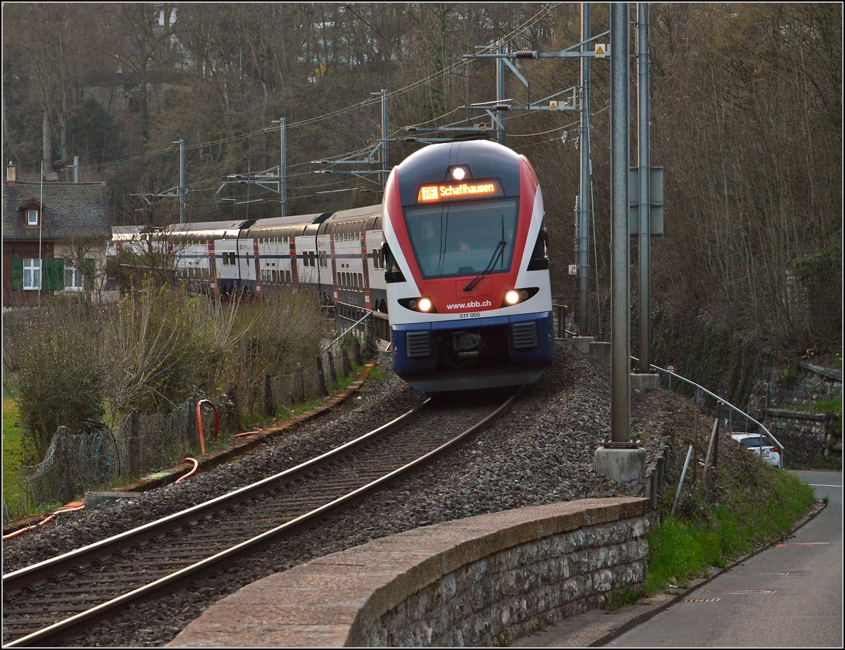 RE Z�rich-Schaffhausen mit 511 005 in der Panoramakurve oberhalb des Rheinfalls. M�rz 2014.