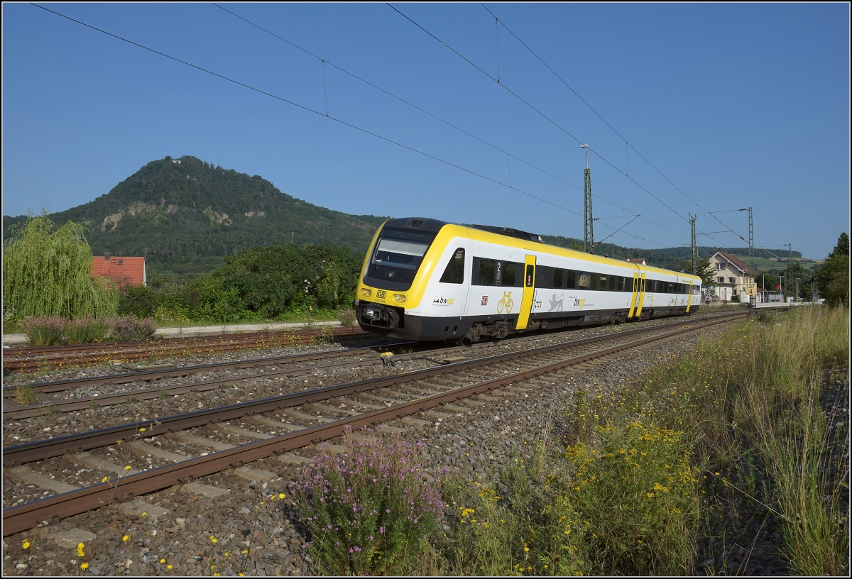 Rheintalumleiter im Hegau.

Auch der 612 104 ist derzeit fahrplanmäßig auf der Schwarzwaldbahn unterwegs. Nach dem unrühmlichen Ende der ICE-T des desinteressierten DB-Fernverkehr im Jahr 2008 wird endlich wieder geneigt auf diesem Abschnitt der Schwarzwaldbahn, allerdings ohne höhere Geschwindigkeit.
 
Welschingen, August 2021.