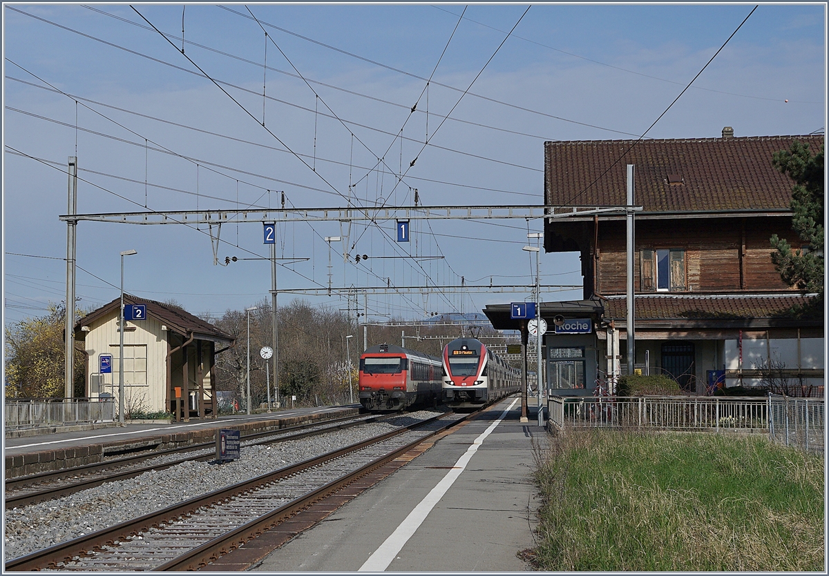 Roche VD, eine kleine Landstation zwischen Villeneuve und Aigle, an welcher fast keine Züge halten. Durch das nahegelegen neue Spital vergrössert sich jedoch die Gemeinde und so ist mittelfristig vorgesehen die von Lausanne kommenden RER bis nach Aigle zu verlängern und somit Roche VD wieder regelmässige zu bedienen. 

Im Bild ein IR 90 nach Genève und ein RABE 511 nach St-Maurice.

17. März 2020
