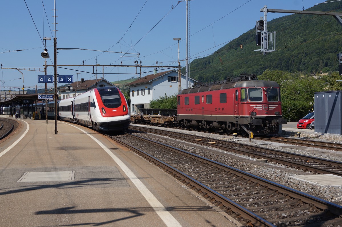 SBB: Biel-Konstanz mit ICN anlässlich einer Ueberholung eines Güterzuges mit der sehr seltenen  Re 6/6 11626 ZOLLIKOFEN  MIT SCHNAUZ  in Oensingen am  15. Juli 2015. Pro Tag verkehrt der Konstanzer mit dem ICN nur in einem Umlauf.
Foto: Walter Ruetsch 