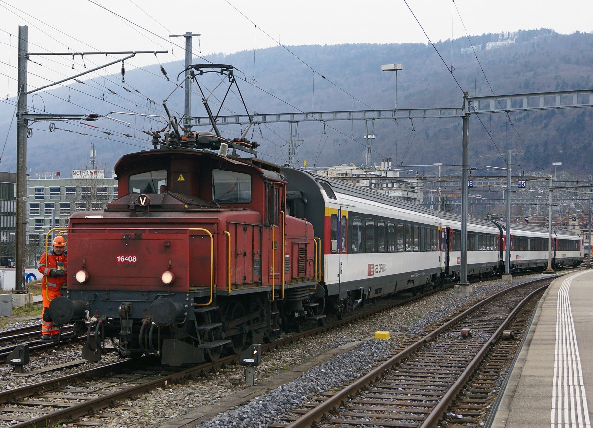 SBB: E 3/3 16408 (1944) auf Rangierfahrt zur Werkstätte Biel mit EW |V am 10. Dezember 2014.
Bahnsujets der Woche 50/2014 von Walter Ruetsch 