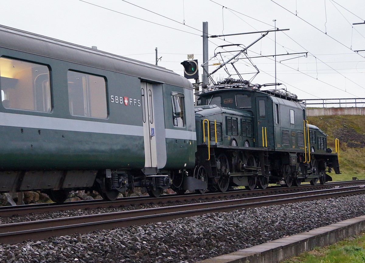 SBB HISTORIC: Extrazug mit der Ce6/8 lll 14305 und dem AS 2802 bei Roggwil am 15. November 2014.
Foto: Walter Ruetsch