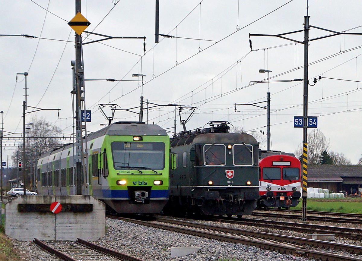 SBB/BLS:  SCHNAPPSCHUSS DES TAGES  mit RABe 525-027 NINA, Re 6/6 11646 BUSSIGNY und RBDe 566 225-9 in Wiler bei Utzenstorf am 2. Dezember 2014.
Foto: Walter Ruetsch