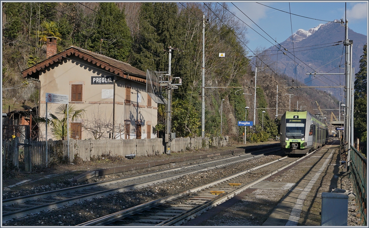Seit dem Fahrplanwechsel vom 11.12.2016 fährt die BLS mit wenigen Zugspaaren meist in Tagesrandlage bis Domodossola, an Samstagen und Sonnatagen verkehrt ein weiters zur Mittagszeit: Hier hält der BLS RABe 535 103 in Preglia.
7. Jan. 2017