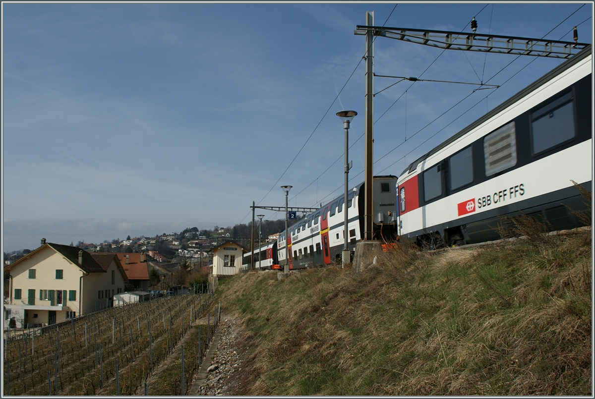 Testfahrten für den RABe 502 mit einen Doppelstock IC 2000 bei Bossiere. Im Vergleich zu den einstöckigen Wagen ist eine Neigung festzustellen, profilbedingt jedoch nur eine geringe.
10. März 2011
