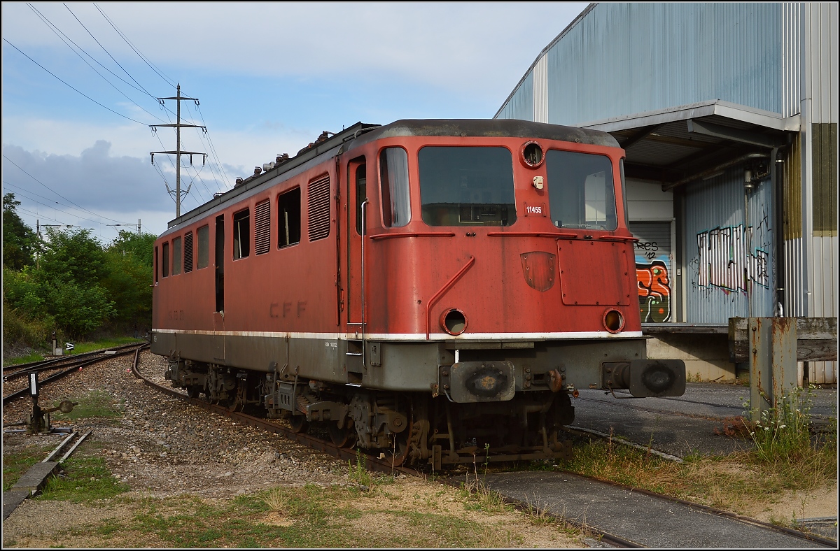Trauriges Ende einer grande Dame in Kaiseraugst, Ae 6/6 11455  Biel . Juli 2016.