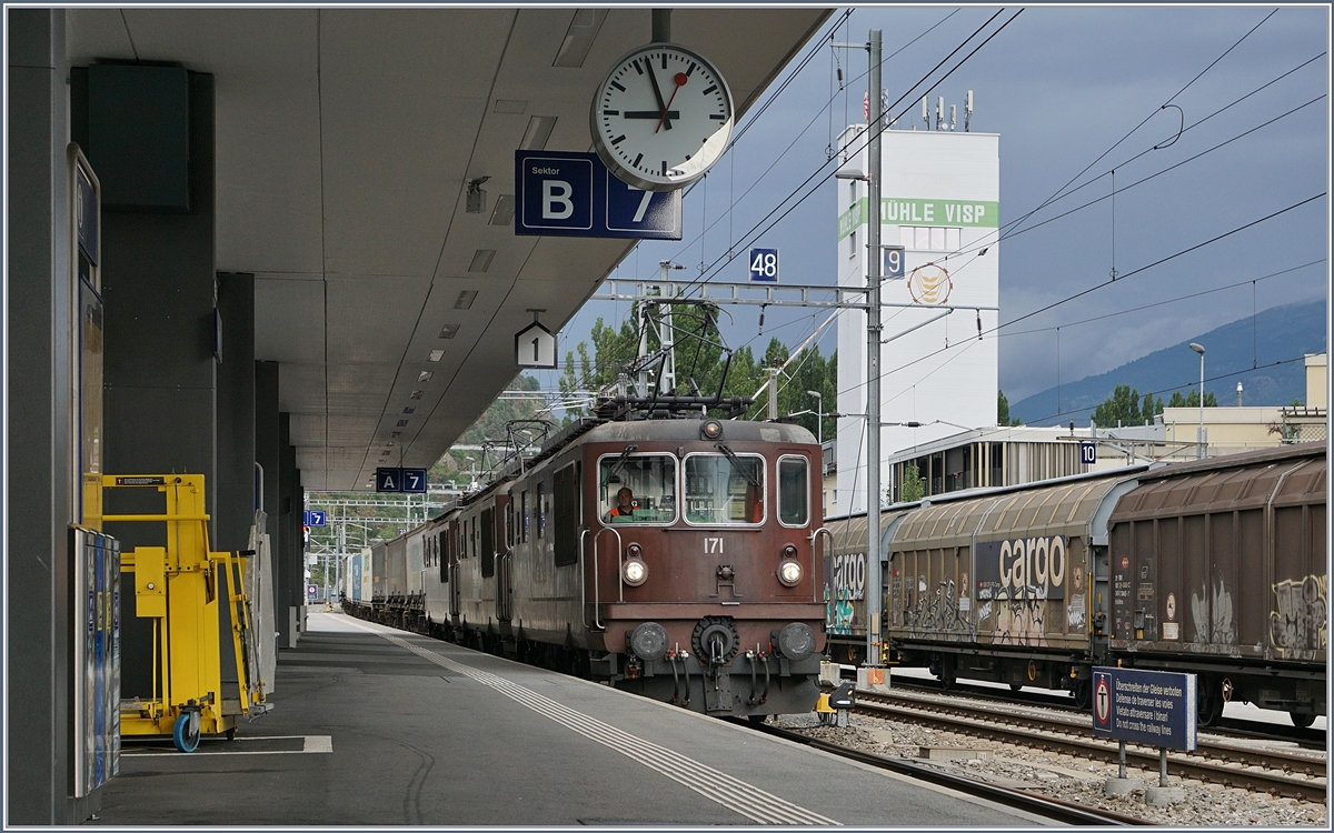 Trotz knapper Umsteigezeit doch noch ein Schnappschuss riskiert: Gleich drei BLS Re 4/4 fahren mit einem Transitgüterzug in Visp Richtung Süden.
31. Juli 2017