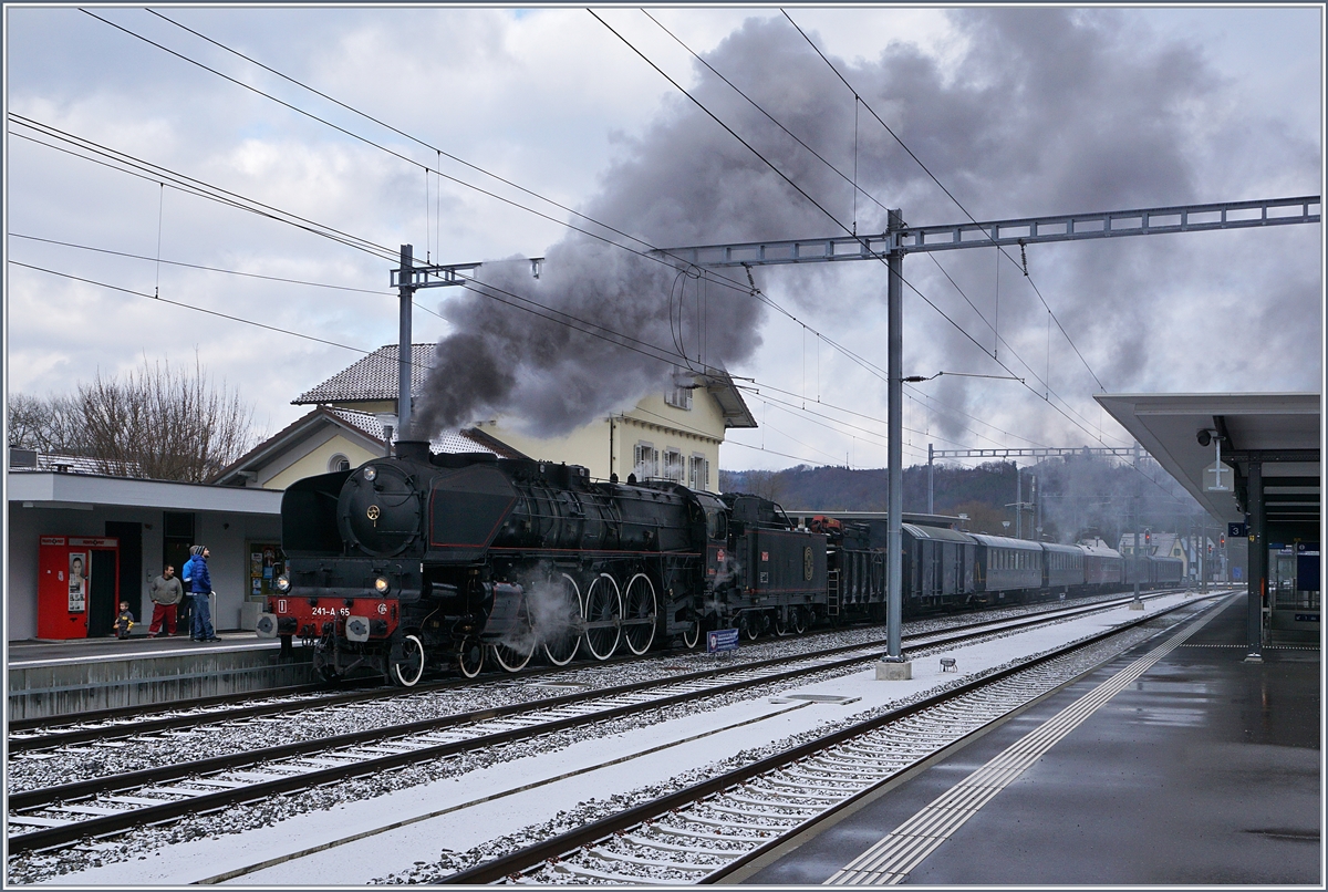 Von Full in Koblenz angekommen, wartet die SNCF 241-A-65 auf die Abfahrt Richtung Baden.
9. Dez. 2017