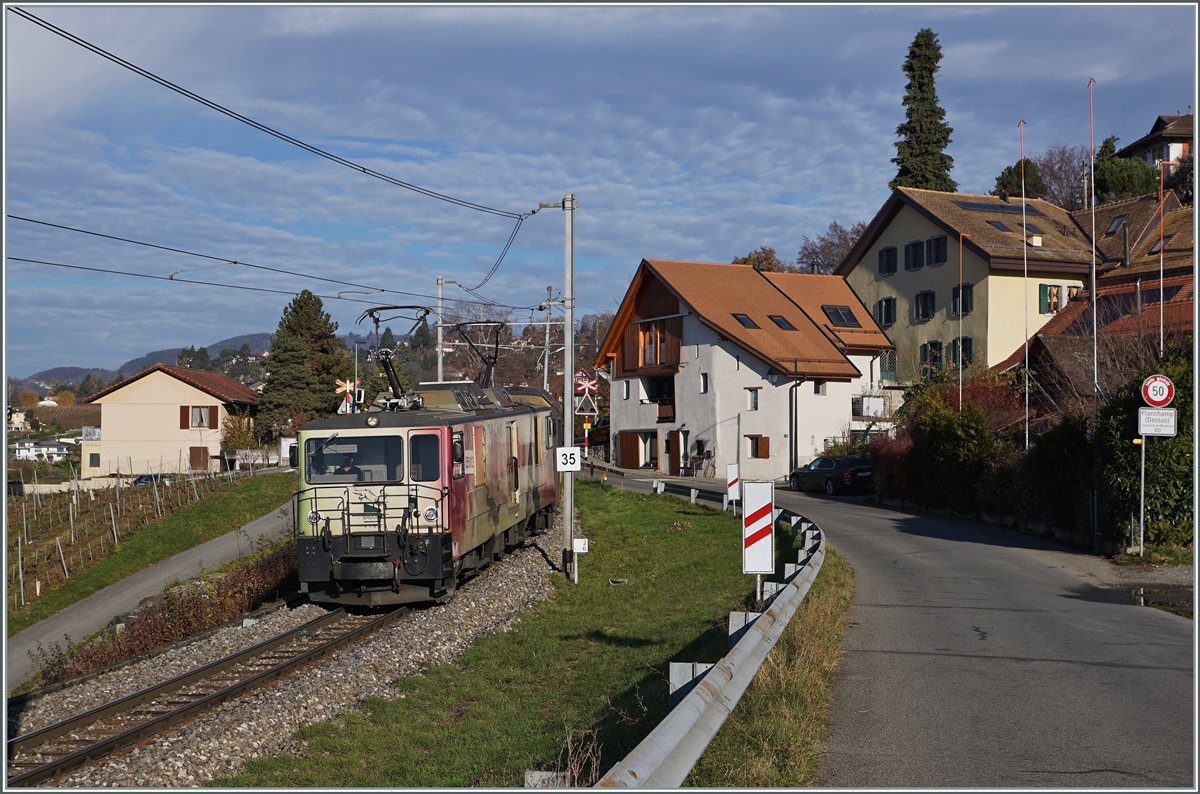 Von der SLM/BBC 1983 gebaut und an die GFM geliefert, übernahm die MOB von der TPF 2008 die GDe 4/4 102  Neirivue  (mit der Schwesterlok GDe 4/4 101) und setzt sie seitdem als GDe 4/4 6006 ein. Das Bild zeigt die MOB GDe 4/4 6006  Aigle les Murailles , die mit dem MOB Panoramic Express 2111 von Zweisimmen nach Montreux bei Planchamp unterwegs ist.

23. Nov. 2020