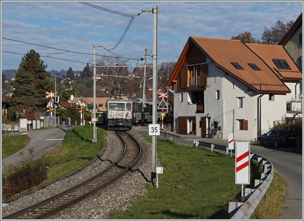 Von der SLM/BBC 1983 gebaut und an die GFM geliefert, übernahm die MOB von der TPF 2008 die GDe 4/4 102  Neirivue  (mit der Schwesterlok GDe 4/4 101) und setzt sie seitdem als GDe 4/4 6006 ein. Das Bild zeigt die MOB GDe 4/4 6006  Aigle les Murailles , die mit dem MOB Panoramic Express 2111 von Zweisimmen nach Montreux bei Planchamp unterwegs ist.

23. Nov. 2020