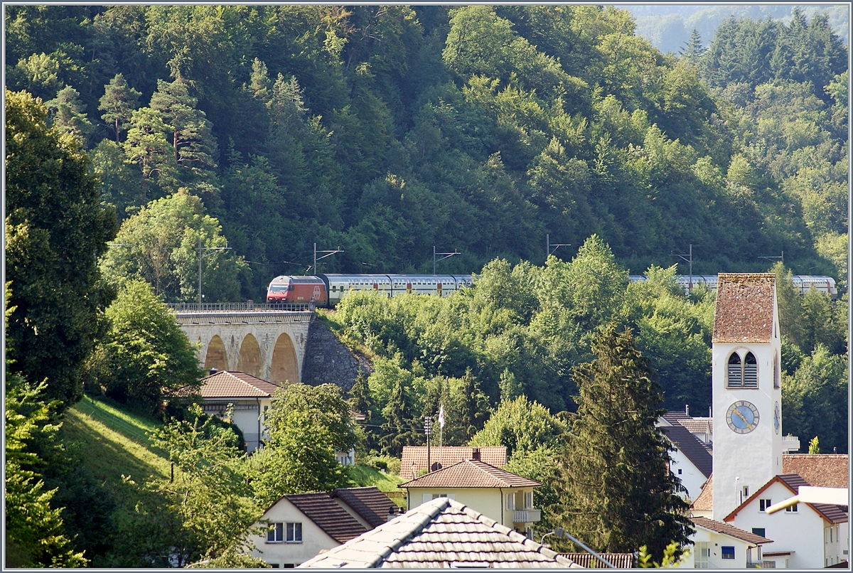 Vor einer Woche unangenehm überrascht, nutzte ich heute die  Ausnahme der Regel  für ein Foto: Der IR 27 3464 wird im Gegensatz zu den meisten anderen Umleiterzügen via Läufelfingen nicht geschoben, sondern gezogen. Die SBB Re 460 070-6 mit ihrem IR 27 3464 unterwegs von Luzern nach Basel, kurz Rümligen auf der 128 Meter langen und bekannten Brücke von Rümligen.
18. Juli 2018 