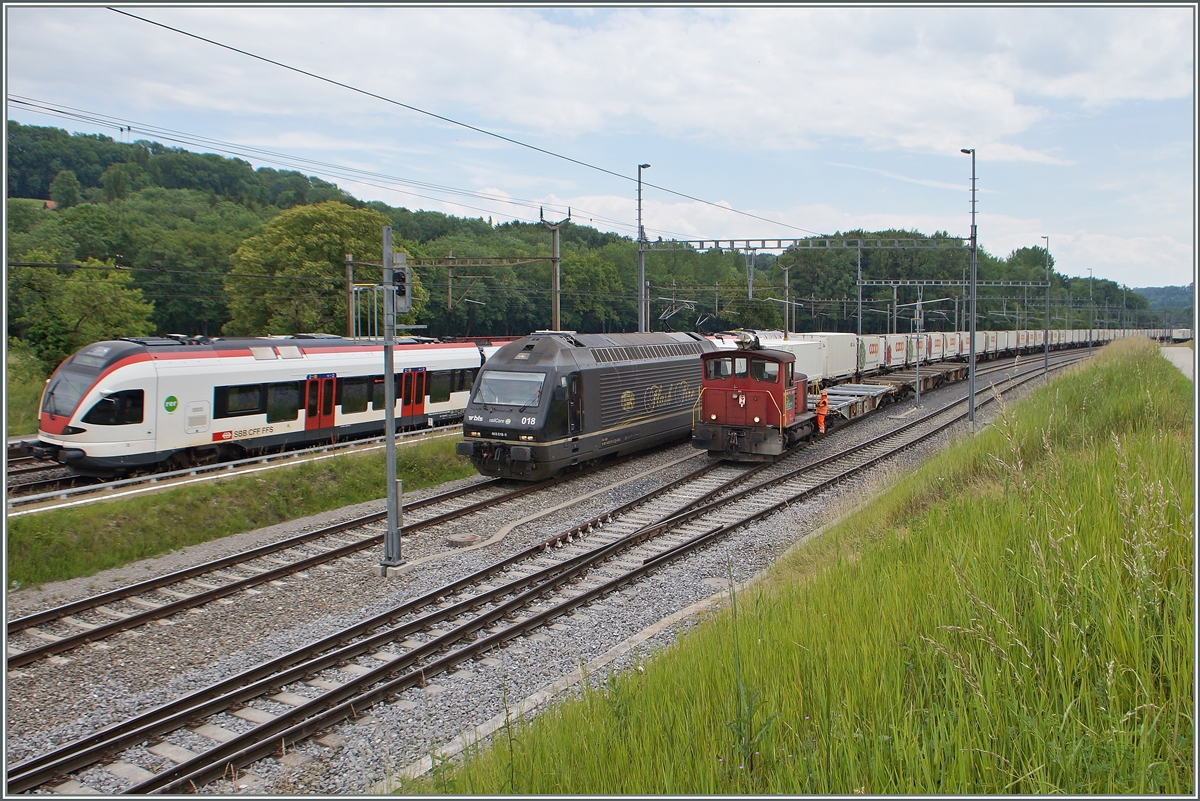 Vufflens la Ville - eine  Haltestelle  mit viel Verkehr: an der eigentlichen Haltstelle zeigt sich ein SBB RABE 523 Flirt, auch den vor einigen Jahren zur Erschliessung des Industriegebietes errichteten Gleisen steht eine BLS Re 465 mit einem Rail-Care Zug und ein Tm 2/2 rangiert auf dem Nebengleis. 

3. April 2014