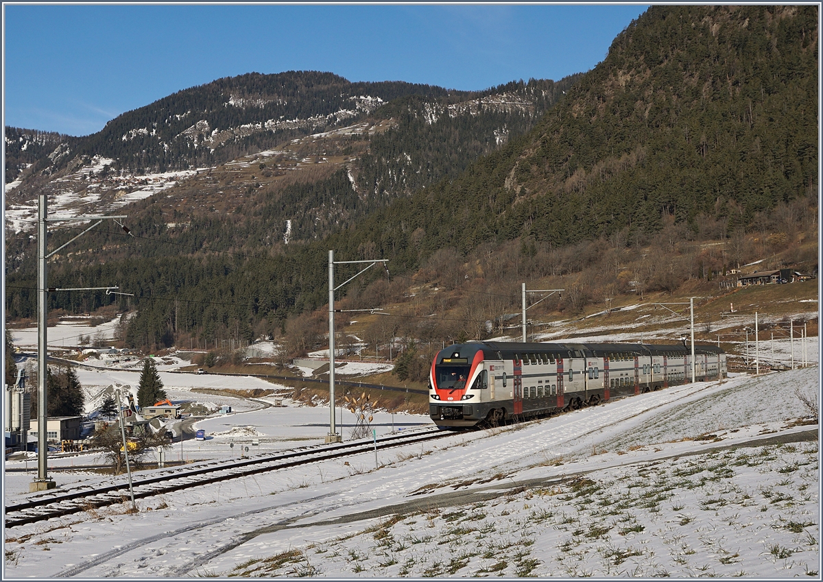 Während in Deutschland die KISS bald als IC verkehren werden, sind die für den S-Bahn- und Regionalverkehr konzipierten Züge in der Schweiz bereits als IR unterwegs und in diesem Fall Ziel meiner Reise ins Tal de Bagnes: der SBB RABe 511 110 erreicht als IR 1745  Verbier Express  in Kürze sein Ziel Le Châble.

Der IR 1745 verkehrt für den Wintersportverkehr in der Regel Samstags und Sonntags ab Genève mit dem IR 1711 und wird in Martigny geflügelt; auf der Rückfahrt verkehrt der Zug als RE 18496 (ohne Halt zwischen Martigny und Vevey) und wird in Vevey mit dem RE 18460 vereinigt. 

9. Februar 2020