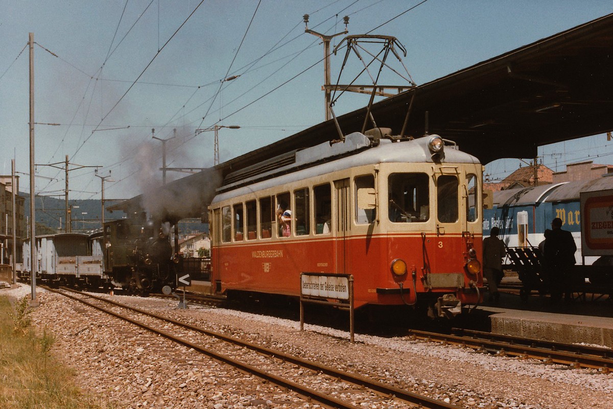 WB: Zufällige sowie sehr seltene Begegnung in Liestal Bahnhof im August 1984 zwischen einem Personenzug mit dem BDe 4/4 3 (1953) und einem Sondergüterzug mit der Dampflok 5  G. THOMMEN  (1902).
Foto: Walter Ruetsch