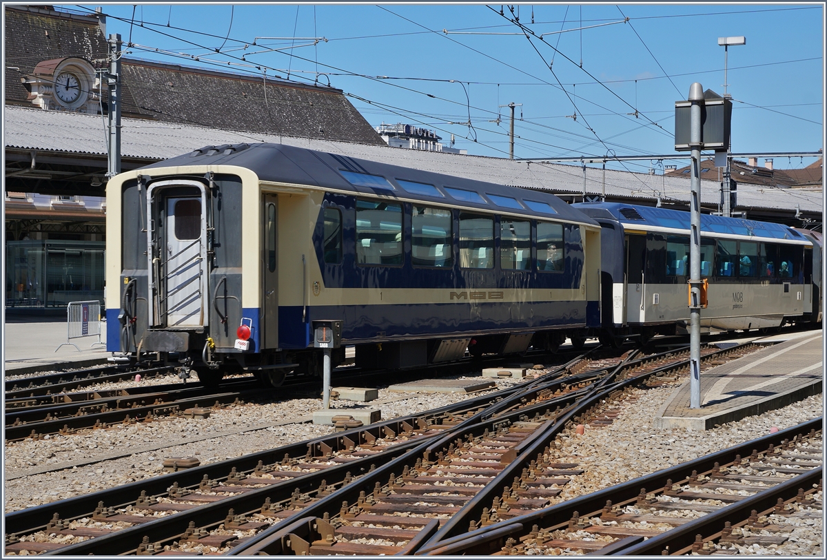 Zum Jubiläum  40 Jahre Panorama-Züge  wurde dieser 1. Kl. Wagen mit der Ursprünglichen Farbgebung versehen. 

Montreux, den 7. Aug. 2016
