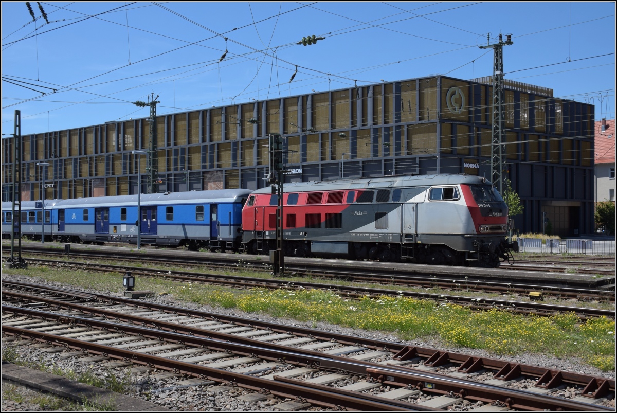 Zum Thema Nahverkehr vor 40 Jahren. Hier gibt es einen  Museumsverkehr  vom Feinsten diesen Sommer.

218 256, ex DB, ex GKB, ex Elba, nun NeSa war wohl den Umbau der 218er in Österreich entgangen und präsentiert sich im Originalzustand. Für Fans historischer Dieselloks und 218-Fans ein echtes Highlight. Dahinter der ebenfalls mittlerweile historische n-Wagenzug mit Schnellzug-Gepäckwagen stehen in Singen vor mittlerweile moderner Kulisse zur Rückfahrt nach Ulm bereit. Juli 2022.