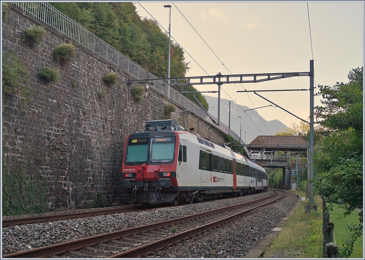 Zur Linderung der seit dem Fahrplanwechsel 1917/18 abhanden gekommen Anschlüsse in Lausanne, verkehrt zu Zeiten in der Gegenlastrichtung ein SBB RABe 560 Domino als IR von Lausanne nach St-Maurice, hier zu sehen beim Château de Chillon.
22. August 2018