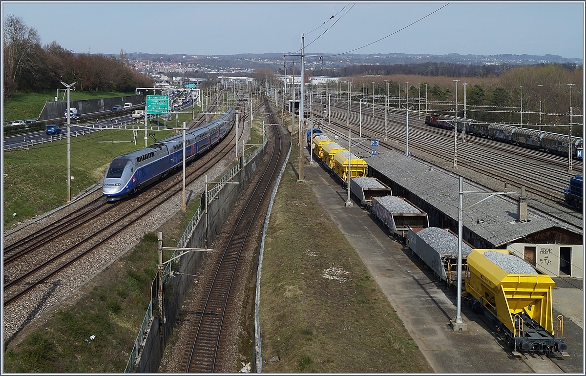 Zur Zeit verkehrt MO-Do (wenn nicht verspätet) ein TGV von Paris nach Lausanne via Genève, ab dem nächsten Fahrplanwechsel soll das Angebot ausgebaut werden und drei Zugspaare von Lausanne nach Paris via Genève fahren.

Bei Lonay. Préveranges, den 2. April 2019
