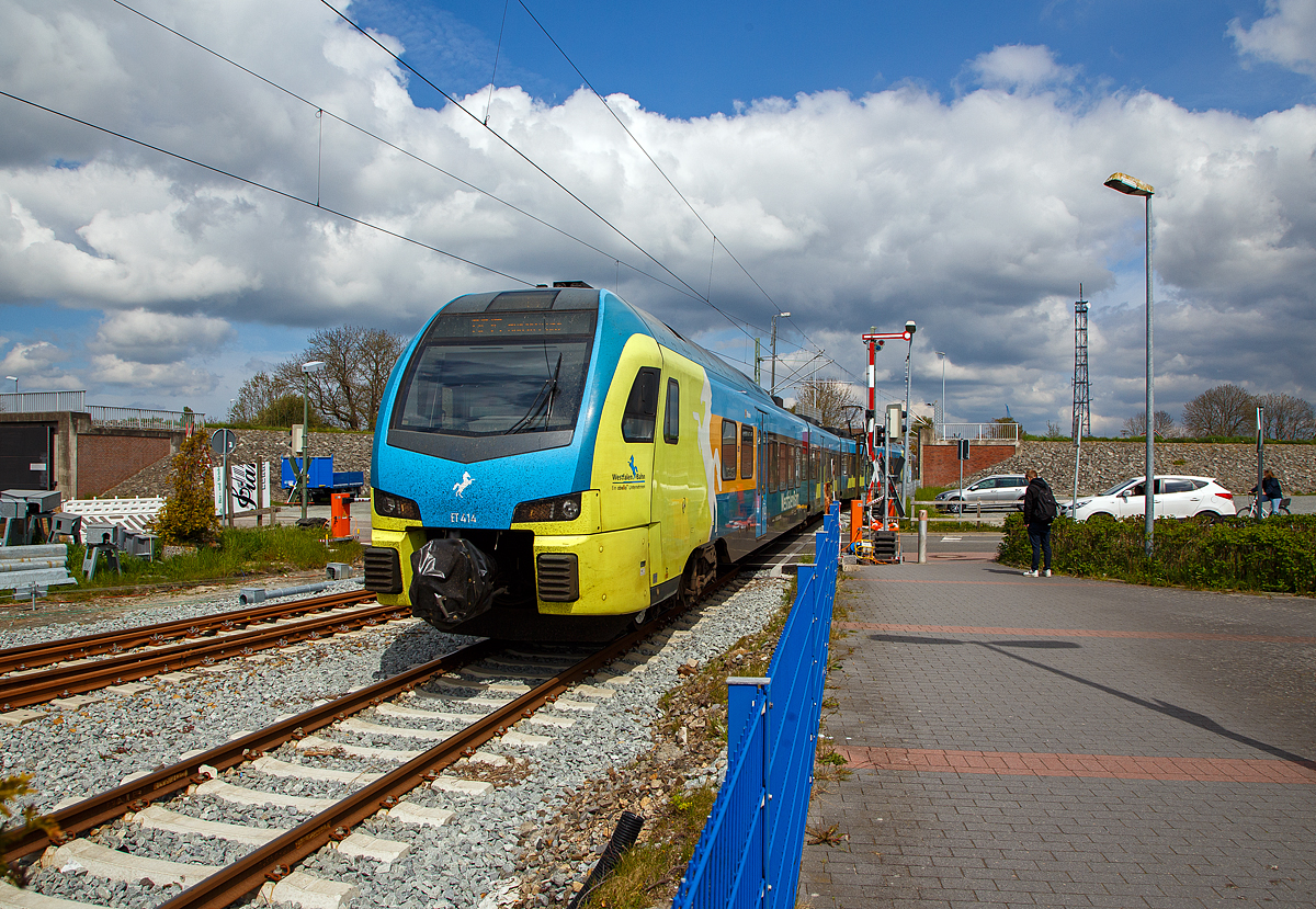 Zwei gekuppelte vierteilige Stadler FLIRT³ der WestfalenBahn GmbH (WFB), ein Unternehmen der Abellio GmbH erreichen am 01.05.2022, als RE 15 „Emsland-Express“ den Bahnhof Emden Außenhafen. Vorne der ET 414 „Rheine“ und dahinter der ET 411 „Lingen (Ems)“. Nach dem Halt hier im Bahnhof Außenhafen geht es zurück zum Hbf Emden, nach dem Richtungswechsel geht es dann, via Leer, Lingen und Rheine, nach Münster Hbf.

Die beiden FLIRT³ der Baureihe 1428 wurden 2015 von der Stadler Pankow GmbH in Berlin gebaut.