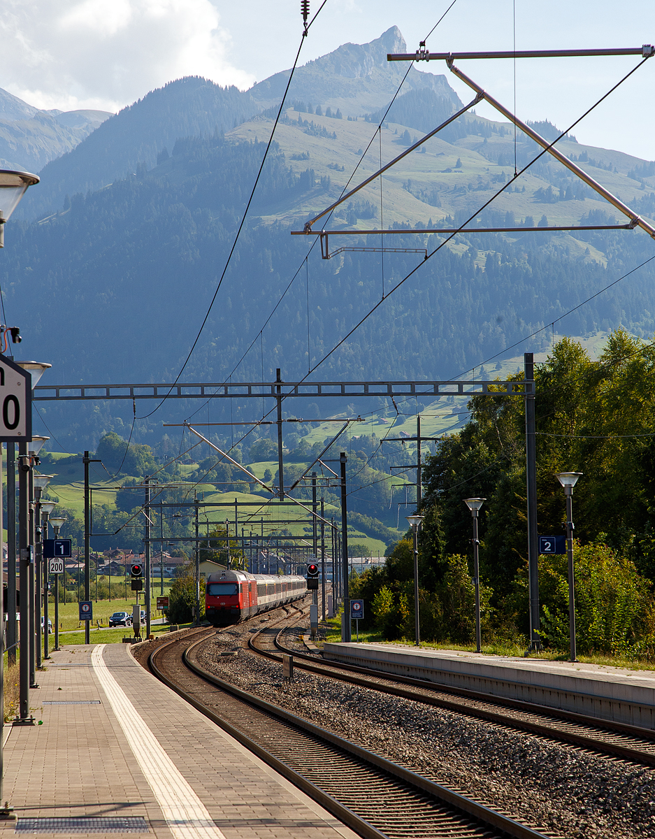 Zwei SBB Re 460 schieben einen IC nach Brig Steuerwagen voraus am 08.09.2021 durch Mülenen in Richtung Lötschberg-Basistunnel.

Diese Züge fahren durch den Lötschberg-Basistunnel via Visp nach Brig. Die Lötschberg-Basisstrecke (LBS) zweigt bei Wengi-Ey, kurz hinter Reichenbach im Kandertal, ab und es geht erst in den 2,6 km langen Engstligetunnel (dient der Umfahrung von Frutigen) bevor es gleichdrauf in den 34,6 km langen Lötschberg-Basistunnel geht.