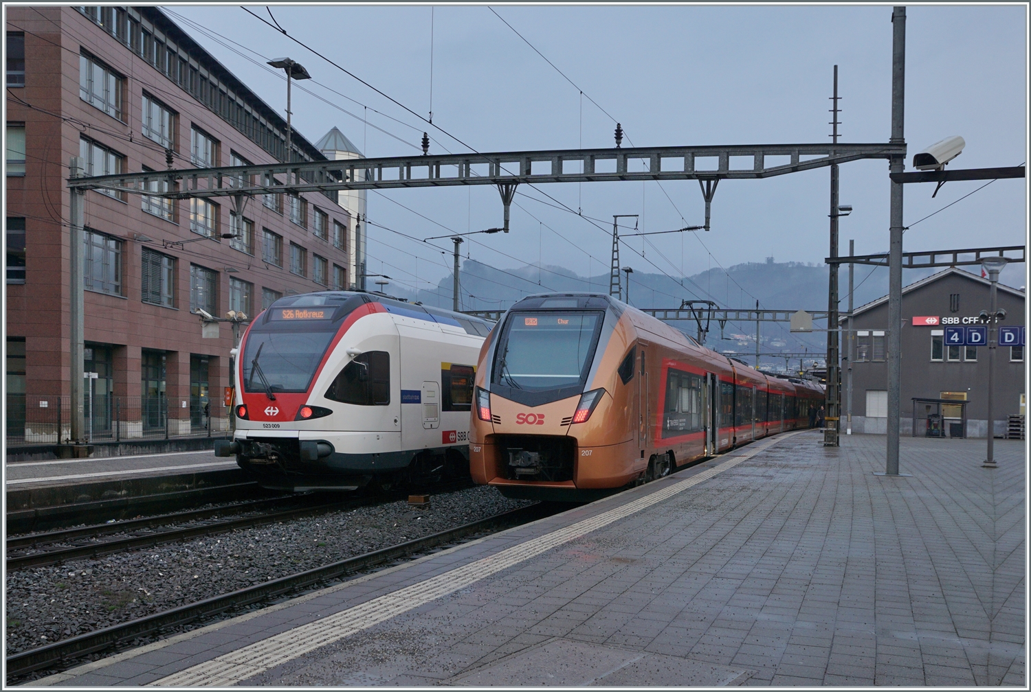 20 Jahre FLIRT - Links im Bild ein  Urflirt  der Zuger Stadtbahn mit der Bezeichnung RABe 523 009 von 2004 als Regionalzug nach Rotkreuz, rechts im Bild recht ein neuer SOB RABe 526 107/207  Traverso  als Aare-Linth IR von Bern nach Chur. 
Das Bild entstand in Olten.

12. März 2024