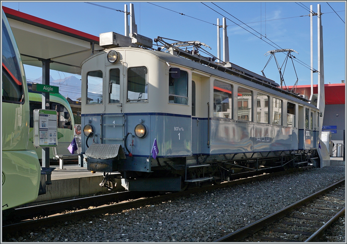 Am 2. November lud die  Association ASD 1914  mit ihrem ASD BCFe 4/4 N° 1  TransOrmonan  zu einer Jass-Fahrt ein, Abfahrt in Aigle um 14:20.
Da Wettermässig für den Nachmittag mit aufkommendem Nebel zu rechnen war, wollte ich den Zug bei der Abfahrt im Bahnhof von Aigle fotografieren. Wie man sieht, stand der Association ASD 1914 ASD BCFe 4/4 N° 1  TransOrmonan  fototechnisch ziemlich unglücklich im Bahnhof und der angekündigte Nebel liess glücklicherweise auch auf sich warten. Kurz entschlossen eilte ich in die Rebberge beim Château d'Aigle zurück...

2. Nov. 2024