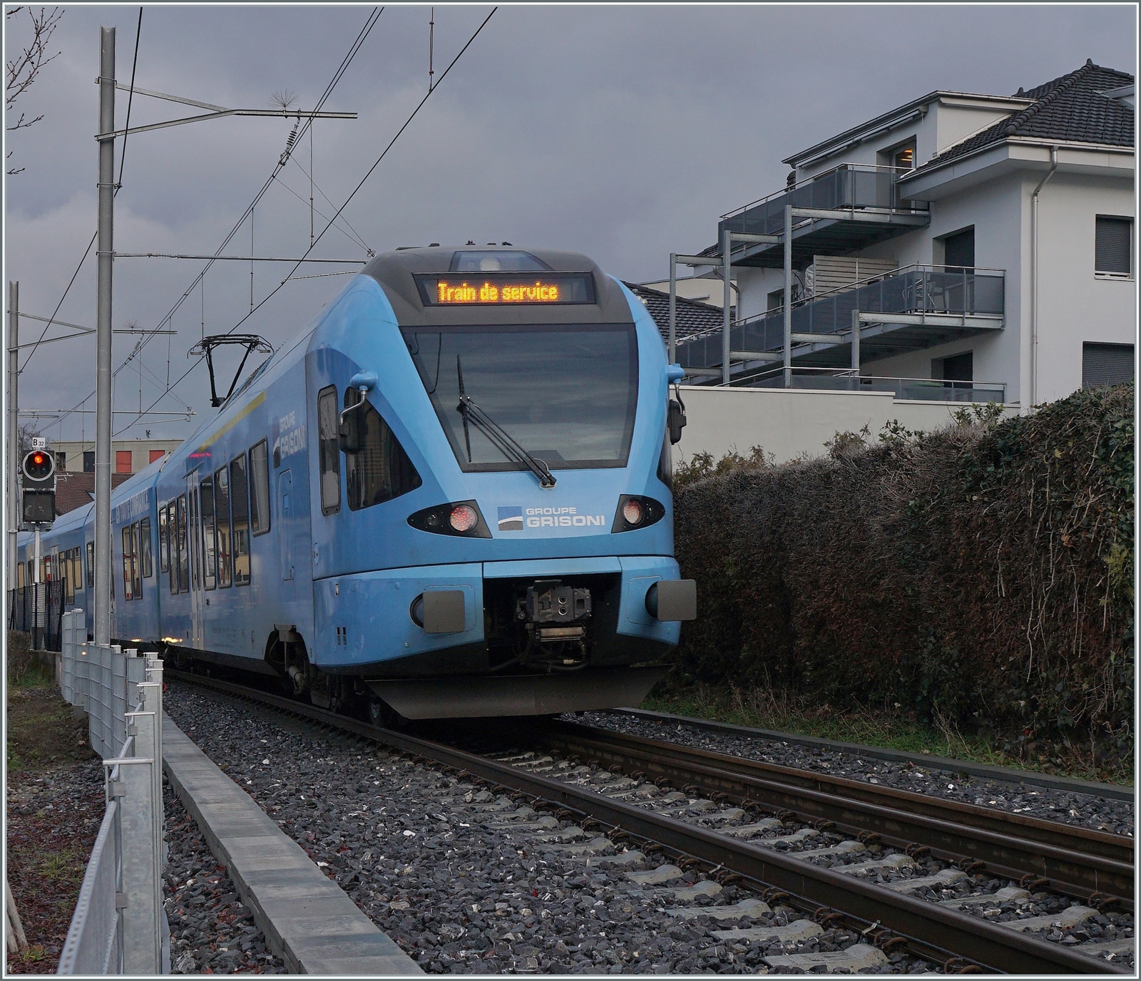 An der gleichen Stelle der TPF RABe 527 198  Groupe Grisoni  und der nicht zu sehende RABe 527 192 als RER von Broc Village nach Bulle. 

22. Dezember 2022