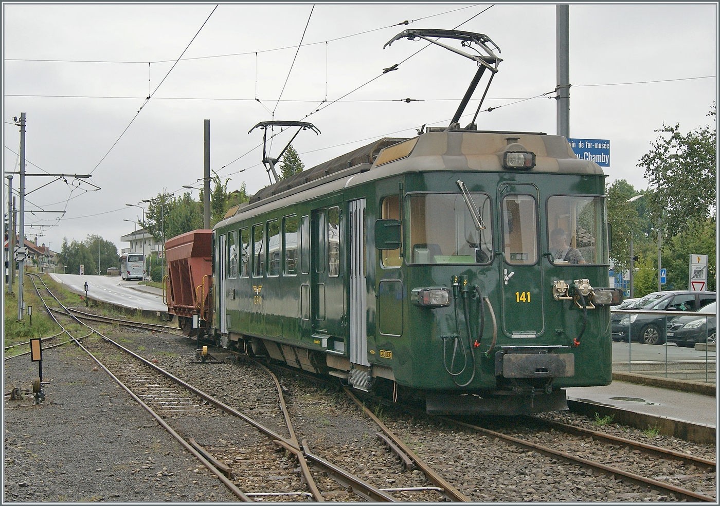 Autour de la voie ferrée / Rund um die eiserne Bahn (Herbstevent 2024) - Für den Kiestransport beschaffte die GFM im Jahre 1972 die beiden Treibwagen mit der Bezeichnung BDe 4/4 141 und 142. Die Triebwagen kamen mit Kieszügen mit einem Steuerwagen zum Einsatz. Später fuhren sie mit Pendelzügen im Regionalverkehr der GFM und TPF, jeweils in der damals aktuellen Farbgebung.  GFM Histoique  arbeitete ihren BDe 4/4 141 auf und zeigt ihn in der ursprünglichen Farbgebung. Durch die recht moderne Formgebung und die 1972 doch eher altgediente Farbgebung bietet der BDe 4/4 141 einen besonders kontrastreichen Reiz. Unter dem nun folgenden Link kann man sehen, wie sich der BDe 4/4 141 mit seinen Kieswagen wenige Jahre nach der Ablieferung zeigte: https://igschieneschweiz.startbilder.de/bild/schweiz~bahnhoefe~bulle/864431/triebwagen-141-der-einstigen-gruy232re-fribourg-morat-bahn.html
Das Bild zeigt den BDe 4/4 141 in Blonay, beim Abwarten eines Gegenzuges. 

7. September 2024