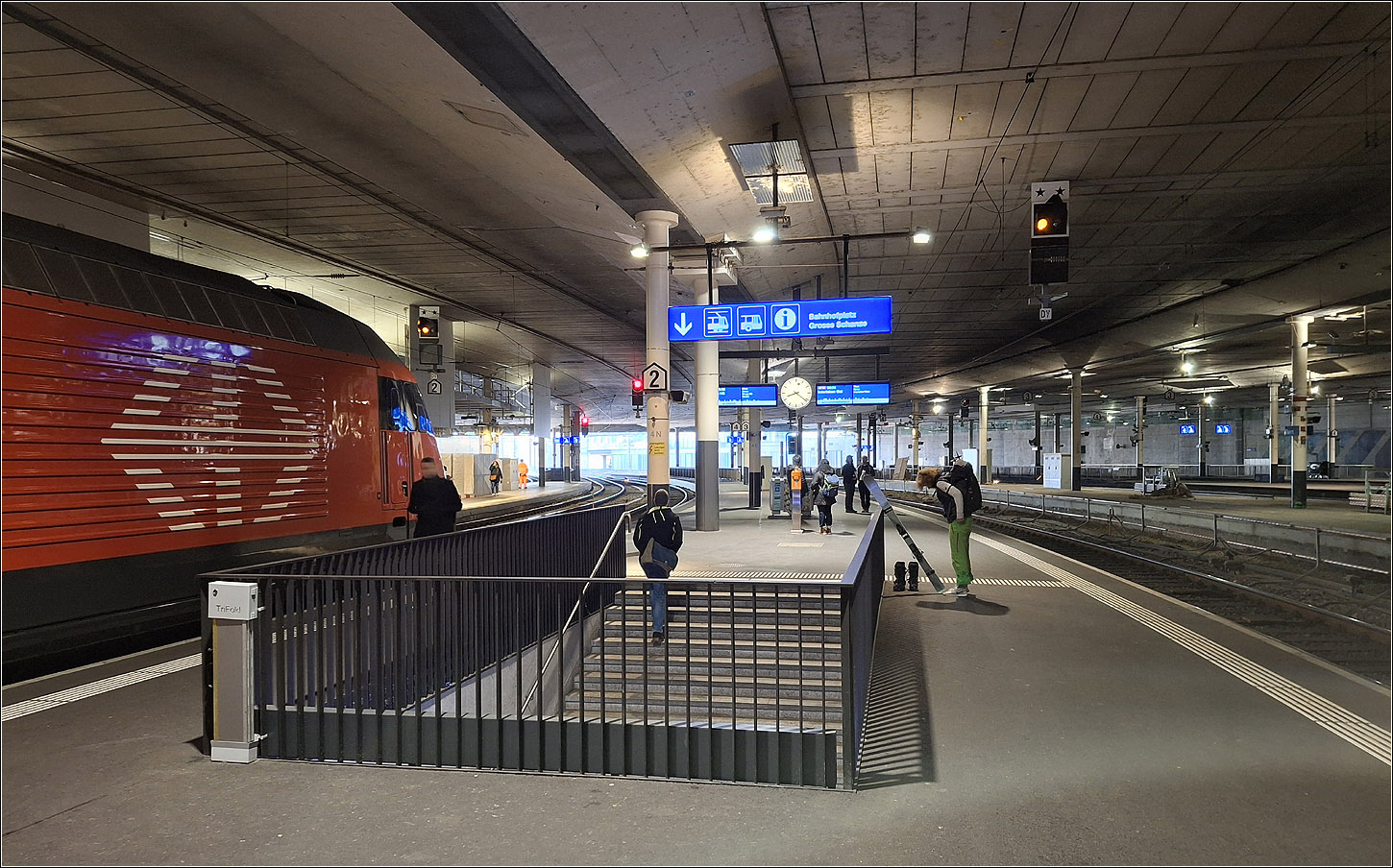 Der Bahnhof Bern - 

Blick zum Nordausgang des Bahnhofes. Das Parkdeck über den Bahnsteigen wird durch schlanke Rundstützen getragen. Gestalterisch wurde er weitgehend im Rohbau belassen und nur mit den nötigen Einbauten versehen.

07.03.2025