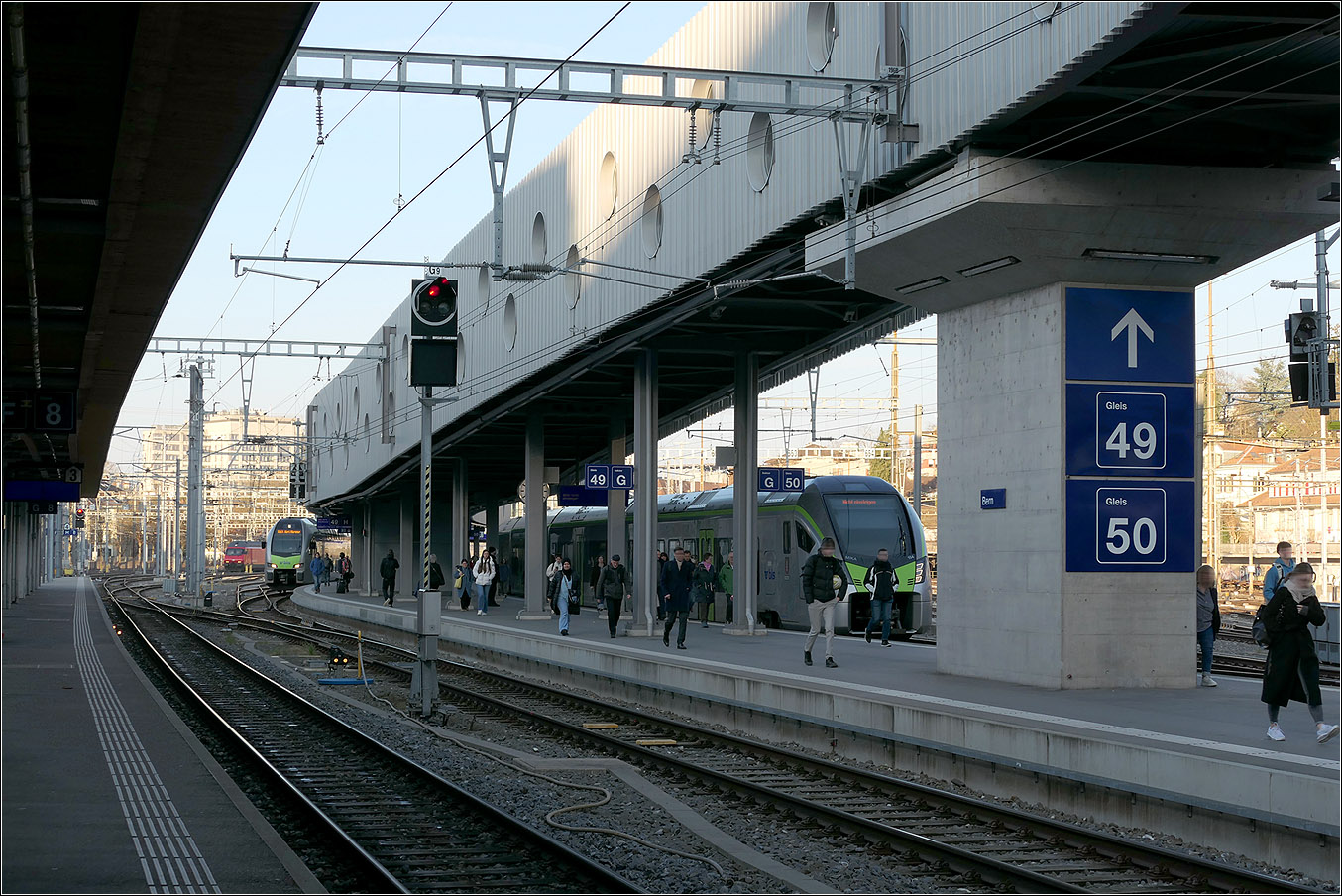 Der Bahnhof Bern - 

Der verlängerte Bahnsteig von Gleis 9 und hat die Gleisnummern 49 und 50. Züge von und zu Gleis 9 und 10 können über Weichenverbindungen stehende Züge auf den Gleisen 49 und 50 umfahren.

Oben im Bild die Fahrgastbrücke von der Welle zum Bahnsteig der Gleise 49 und 50. Alternativ kann auch über den Bahnsteig gelaufen werden.

07.02.2025