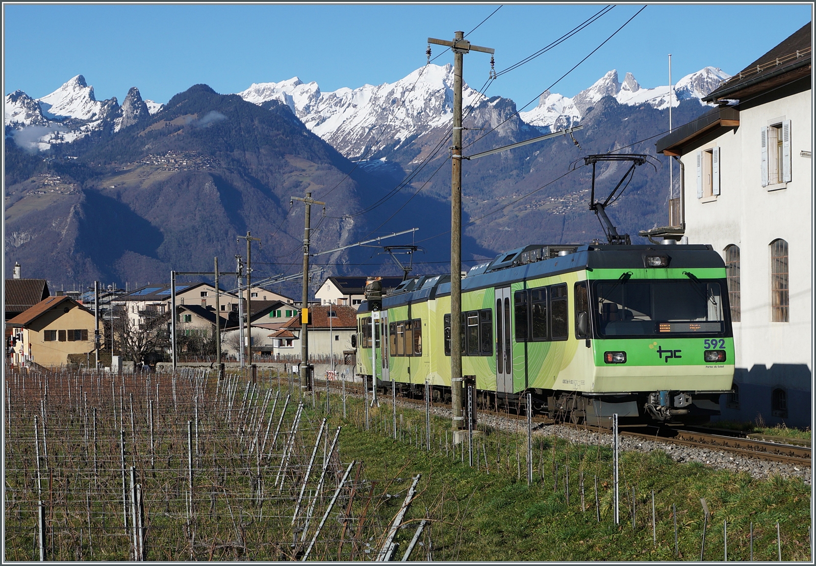 Der TPC AOMC ASD Beh 4/8 592 ist kurz nach Aigle Château auf dem Weg nach Aigle. 

27. Jan. 2024