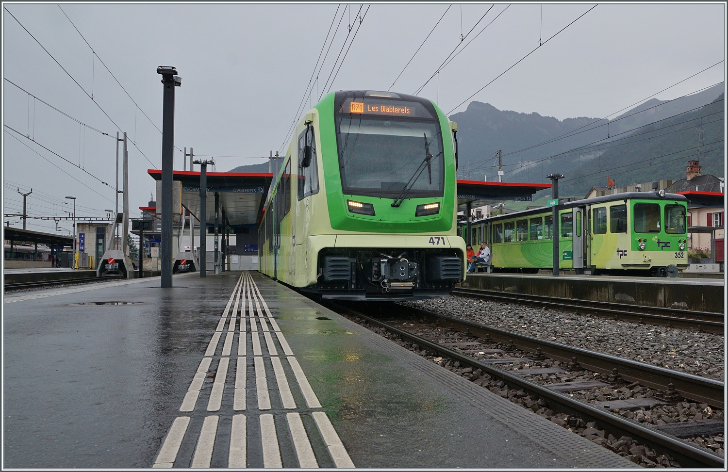 Der TPC ASD ABe 4/8 471 ist als R71 431 von Les Diablerets kommend in Aigle eigetroffen und wir nach einer knappen Stunde Wendezeit als R71 440 wieder nach Les Diablerets hochfahren. Im linken Bildteil ist der am Schluss des kurzen A-L Zugs eingereihte Steuerwagen Bt 352 zu erkennen.

21. Juli 2024