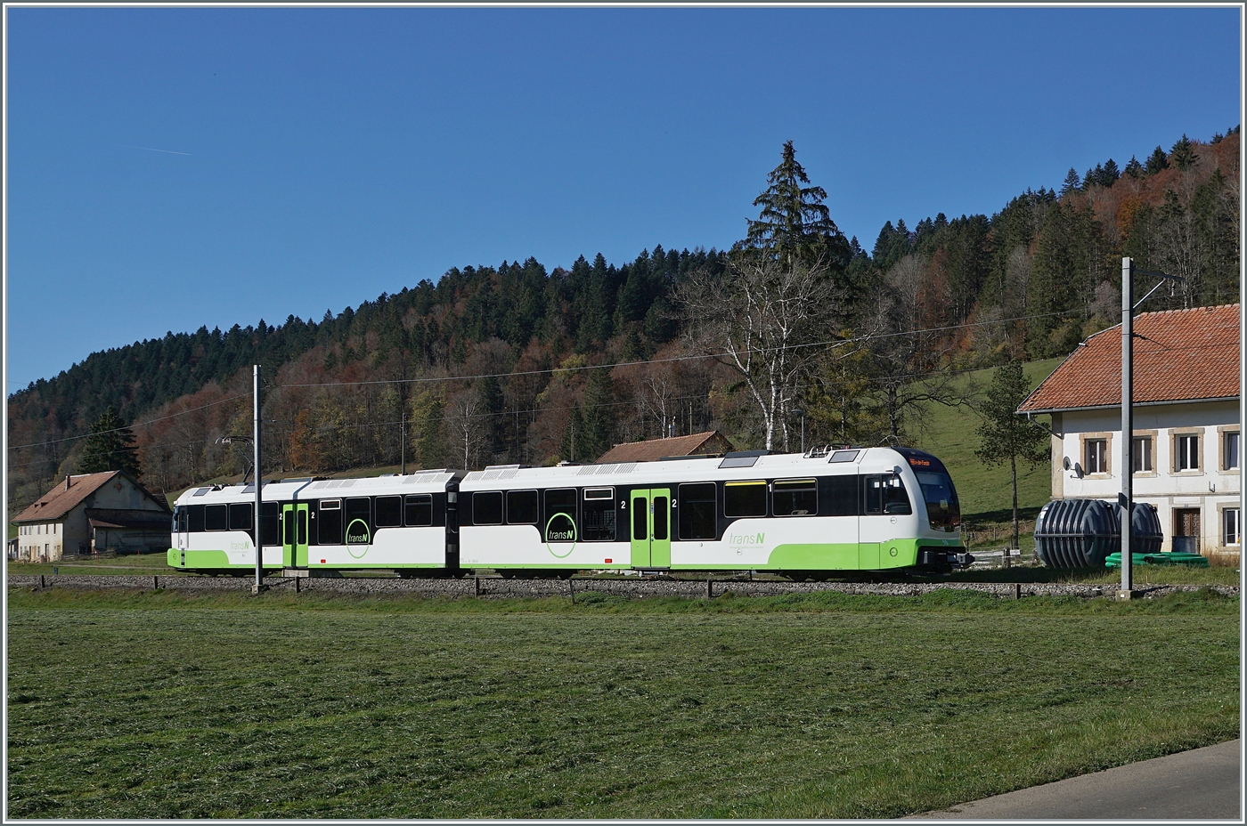 Der transN ABe 4/8 N° 10 ist als R 22 315 von Les Ponts-deMartel nach La Chaux-de-Fonds bei Les Coeudres unterwegs.

28. Okt. 2024 