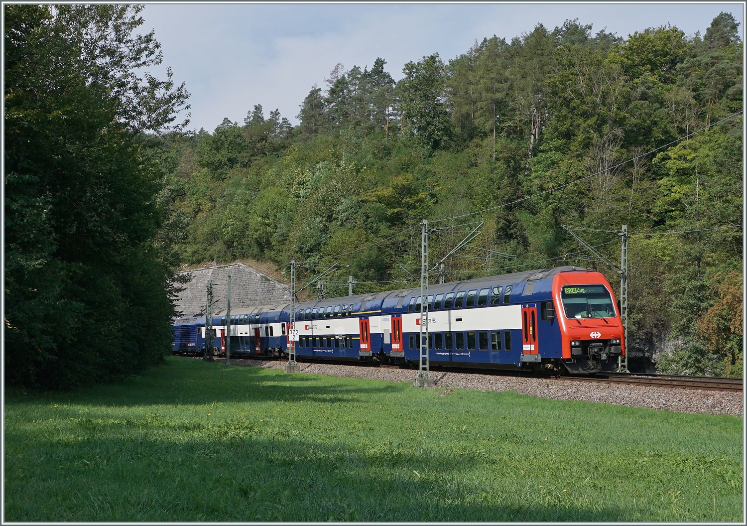 Deutsche Gleise und Fahrleitung, aber die S24 wird nicht bis nach Deutschland fahren, sondern in Kürze in Thayngen enden. 

30. August 2022