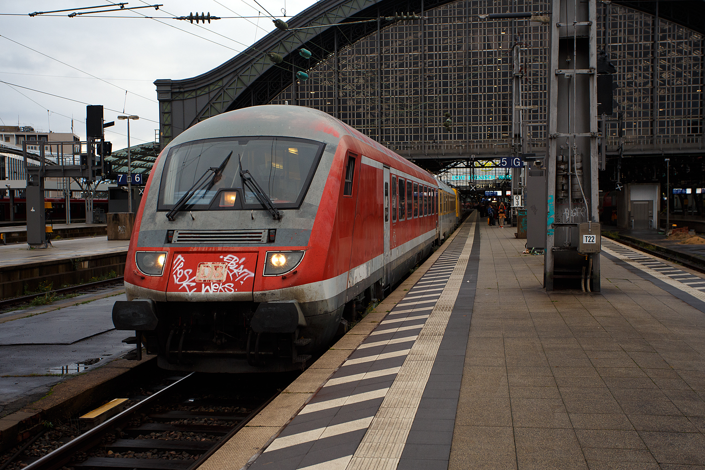 Die 111 059-2 (91 80 6111 059-2 D-DBMP) der DB InfraGO AG, ex DB Netz AG / DB Netz Instandhaltung – Fahrwegmessung am 21 Oktober 2025, mit einem Messzug der DB Systemtechnik GmbH (Minden/Westf.), im Hauptbahnhof Köln.

Der Zug bestand zudem aus dem Einheitsmesswagen D-DB 63 80 99-92 007-3 Dienstüm 313 und dem Steuerwagen D-DB 73 80 80-91 310-1 Bpmbdzf 296.3.

Der Steuerwagen ist ein ehemaliger 2. Klasse behindertengerechter InterCity-Steuerwagen mit Fahrradabteil, heute mit Messarbeitsplätzen. Insgesamt sollen fünf dieser Steuerwagen von der DB Systemtechnik übernommen worden sein. Dieser Wagen wurde 1990 vom Raw Halberstadt unter der Fabriknummer 90.Bm167 und als D-DR 51 50 21-80 078-1 der Gattung Bm 2180 eingereiht. Zum 01.01.1994 ging er als D-DB 51 80 21-80 078-5 Bom 281.1 in den Bestand der DB AG über. 1999 wurde er im PFA Weiden (Partner für Fahrzeugausstattung GmbH) zum InterCity-Steuerwagen D-DB 73 80 80-90 110-6 Bpmbdzf 297.3 der DB Fernverkehr AG umgebaut. Der Steuerwagen, 2. Klasse, behindertengerecht, mit Fahrradabteil wurde 2002 zum D-DB 73 80 80-91 310-1 Bpmbdzf 296.3 umgebaut, von 2006 im „München-Nürnberg-Express“ im Einsatz bis er 2021 an die DB Systemtechnik. Heute beherbergt der Steuerwagen hinter dem Führerstand nun 3 Messarbeitsplätze. Der Wagen findet im Wendezugbetrieb bis 200 km/h auf dem Netz der Deutschen Bahn AG als eigenständiger Messwagen oder in Verbindung mit Einheitsmesswagen Verwendung. Der Wagen hat die RIC Zulassung für eine Höchstgeschwindigkeit von 200 km/h.

Der Einheitsmesswagen wurde 1976 von MBB (ex WMD - Waggon- und Maschinenbau GmbH Donauwörth) unter der Fabriknummer 09036 als Einheitsmeßwagen der Gattung Dienstüm 313. Die Wagen entsprachen in der technischen Ausführung und Fahrleistungen den DB Reisezugwagen und waren für Höchstgeschwindigkeiten bis 300 km/h zugelassen. Alle Dienstüm 313 waren mit einer Grund-Messausrüstung ausgestattet, die aus einer digitalen Geschwindigkeits-, Weg- und Zeitmesseinrichtung, einer Analogregistrierung, Zug-Druckkraft-Messgeräten und einer Mess- und Meldeanlage für die Achslagertemperatur bestand. 

In enger Zusammenarbeit mit der Deutschen Bundesbahn entwickelte und fertigt MBB Einheitsmesswagen für Schnellfahrversuche bis 300 km/h. Bei gleicher Grundkonzeption und entsprechender Ausrüstung werden die Fahrzeuge für Fahrleitungs- und Leistungsmessungen eingesetzt. 
Folgende Untersuchungen sind durchführbar: 
•	Laufverhalten der Schienenfahrzeuge bei 200 km/h und mehr,
•	aerodynamisches Verhalten bei Zugbegegnungen und Vorbeifahrt an Bauwerken,
•	Geräuschentwicklung,
•	Bremswirkung,
•	Zugkraftmessung,
•	Überprüfung des Oberbaus,
•	Leistungsmessung, sowie 
•	das Verhalten der Fahrleitung und Stromabnehmer bei 200 km/h und mehr.

Die Messwagen entsprechen den Bestimmungen für den internationalen Verkehr, den Vorschriften und technischen Lieferbedingungen der Deutschen Bundesbahn, den UIC- und RIC-Vorschriften und sind somit in vielen europäischen Länder zugelassen.

Der Wagenkasten besteht aus einer robusten Schweißkonstruktion in Profilbauweise aus Stahl in der Güte St 37 bzw. St 52. Die Ausführung und Ausstattung entspricht dem bei deutschen Reisezugwagen mit hohem Komfort. Schalldämmung und Wärmeisolierung, erschütterungsfreier Einbau von Verkleidungen, Wänden, Decken und Schränken,  wartungsleichte und verschleißarme Bauteile sowie zweckmäßige Gestaltung der Arbeits- und Wohnräume standen bei der Konzipierung des wagenbaulichen Teils im Vordergrund.

Die Messwagen sind in folgende Räume aufgeteilt: 
-	Führerstand 1 (Hauptführerstand), 
-	Dieselraum, 
-	Material- und Werkzeuglager, Werkstatt, 
-	Messraum, 
-	Auswerteraum,
-	Wohn- und Schlafkabine mit Waschgelegenheit, 
-	Küche mit elektr, Kocher, Spülbecken u. Kühlschrank, 
-	WC mit Waschgelegenheit, 
-	Garderobe, 
-	Führerstand 2. 

Die beiden Führerstände an den Kopfenden sind mit Kontrollgeräten und einer Gegensprechanlage zur Verbindung mit dem Lokführer ausgerüstet. 

Im Werkstattraum sind die Schaltschränke für Hoch- und Niederspannung sowie für die Klimaanlage untergebracht. Eine Werkbank vervollständigt die Ausstattung. Im Messraum sind Stahlschränke für die Messausrüstung, die mit der installierten Standard-E-Ausstattung verdrahtet werden kann, eingebaut. 
Alle Wagen dieser Bauart sind mit einer Grund-Messausrüstung ausgestattet, die aus einer digitalen Geschwindigkeits-, Weg- und Zeitmesseinrichtung, einer Analogregistrierung, Zug-Druckkraft-Messgeräten und einer Mess- und Meldeanlage für die Achslagertemperatur besteht. Eine Besprechungsanlage mit Vielfachgegensprechtechnik ermöglicht die Kommunikation innerhalb des Messwagens.

Der Auswerteraum ist mit einer Eckbank, einem Tisch und Sesseln eingerichtet.

TECHNISCHE DATEN des Einheitsmesswagen D(Mess)m 313.0:
Spurweite: 1.435 mm (Normalspur)
Länge über Puffer: 26.400 mm
Drehzapfenabstand: 19.000 mm
Achsstand im Drehgestell:  2.500 mm
Laufraddurchmesser: 950 mm (neu)
Drehgestelle: Bauart Minden- Deutz, schwer
Dienstgewicht: 61,5 t
Zul. Höchstgeschwindigkeit: 200 km/h
