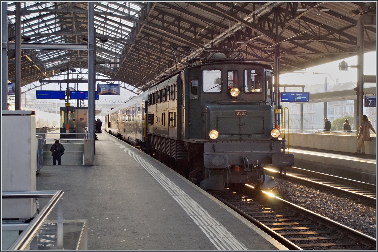 Die 1932 von der SLM unter der Fabriknummer 3536 gebaute Ae 4/7 10997 wartet mit dem St-Valentins-Zug in Lausanne auf die Abfahrt ihrer Rundreise nach Biel - Lötschberg - Brig. 

12. Februar 2023