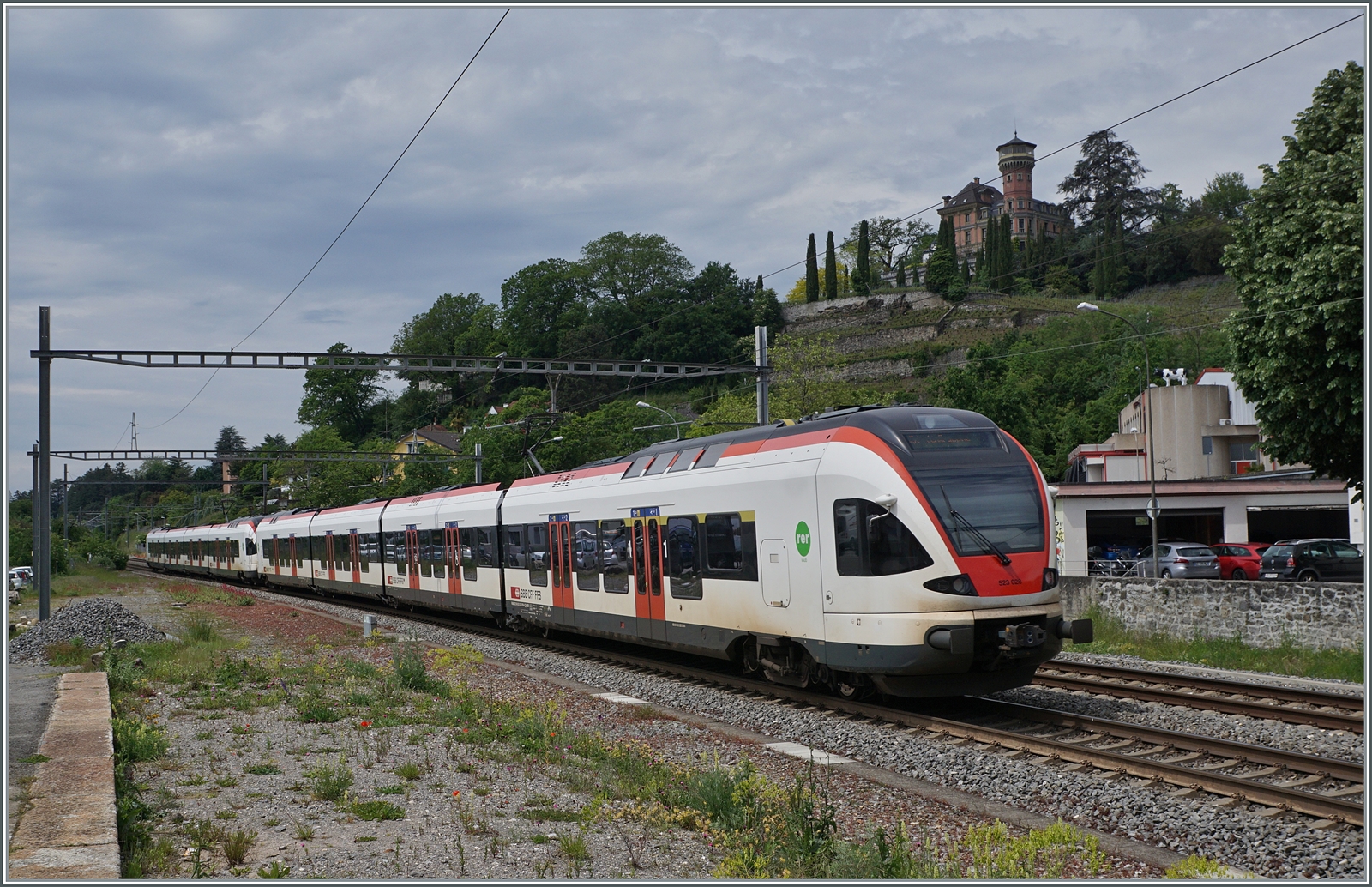 Die beiden SBB RABe 523 029 und 523 023 sind als R3 von Aigle nach Le Brassus/Vallorbe unterwegs und verlassen den Bahnhof von Clarens.

14. Mai 2024