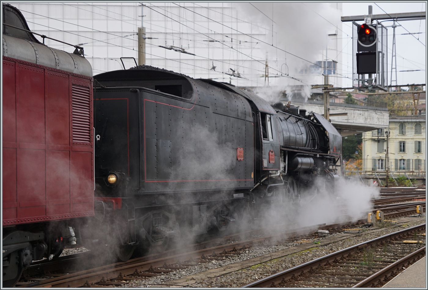 Die (ex) SNCF R141 R 568 der L'Association 141 R 568 mit dem Train Chasse verlässt Lausanne; hier eine dritte Bildvariante die zumindest den eindrücklichen Rauch und Dampf herrlichen Dampflok zeigt. 

26. OKt. 2024