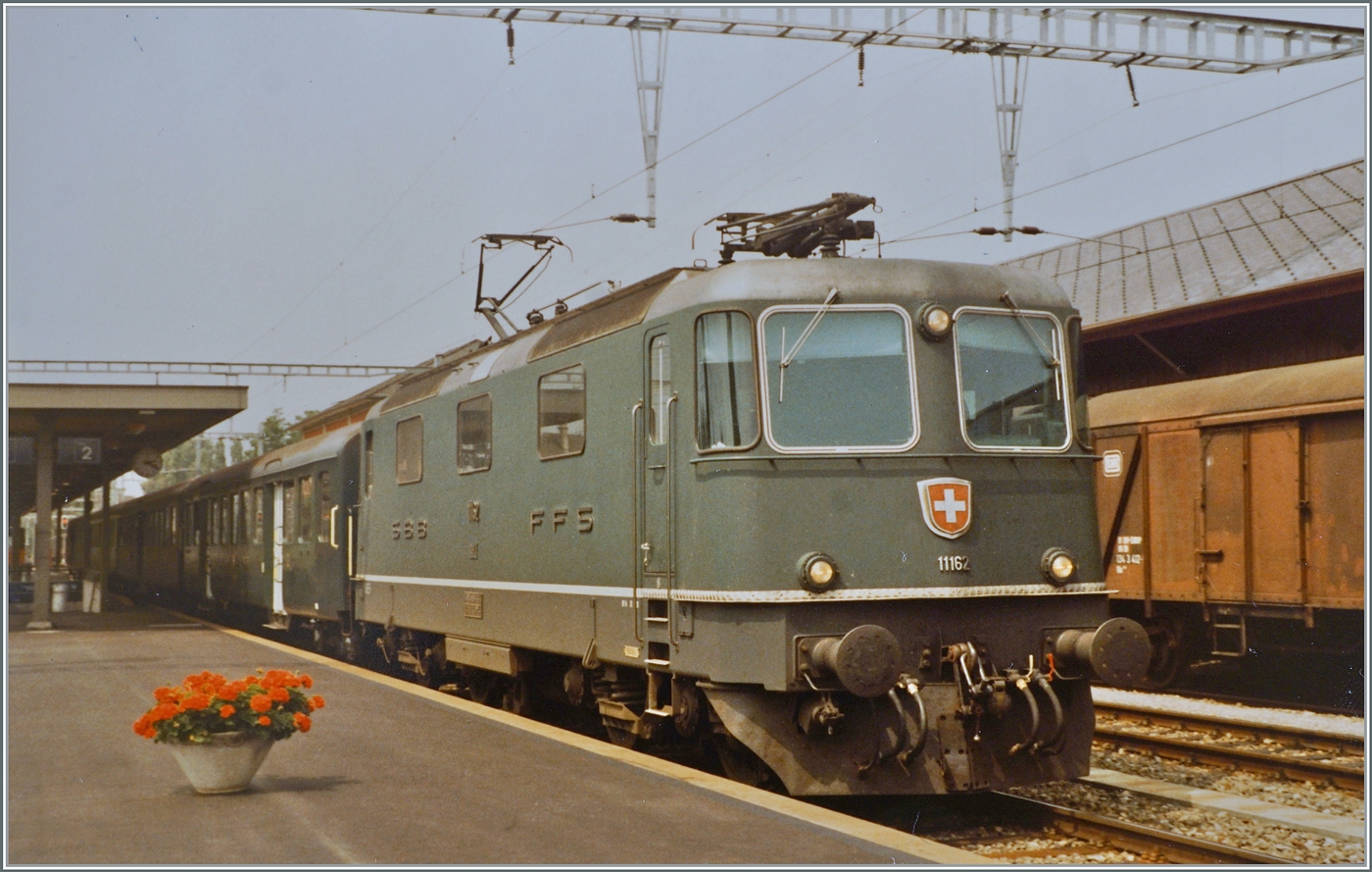 Die SBB Re 4/4 II 11162 hält mit ihrem Regionalzug nach Arth Goldau in Wohlen kurz an. Neben der Lok sind natürlich besonders die damals im Regionalzugverkehr eingesetzten Wagen von Interesse und, ganz selbstverständlich steht am Güterschuppen ein gedeckte Güterwagen zum verladen von Stückgüter, dank RIV EUROP konnten damals alle Wagen der teilnehmenden Bahnen freizügig verwendet werden. 

25. Juli 1984