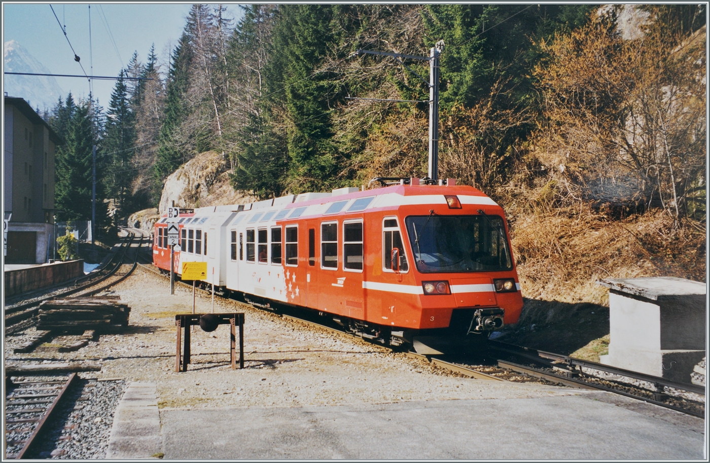 Ein Bild wie es auch heute (Jan. 2026) qualitativ besser in digital Version hätte entstehen können: Aus Richtung Vallorcine erreicht der SNCF Z 803 den Bahnhof von Châtelard Frontière. Doch das Bild vom Frühjahr 1998 unterscheidet sich doch in ein paar Details: Der Zug erreicht abgebügelt den Bahnhof, d.h. er nutzt die Stromschiene zur Energie Versorgung, heute reicht Fahrleitung ein paar hundert Meter weiter in Richtung Grenze. Somit zeigt dieses Bild auch noch die Stromschienen, welche heute aus dem Bahnhof von Le Châtelard Frontière verschwunden sind. Zudem ist hier noch die SNCF Signalisierung mit dem Schild der Telefone zu sehen, heute regeln Lichtsignale schweizer Bauart den Verkehr auf der Gesammtstrecke von Martigny bis Saint Gervais les Bains Le Fayet. 

Analogbild vom März 1998
