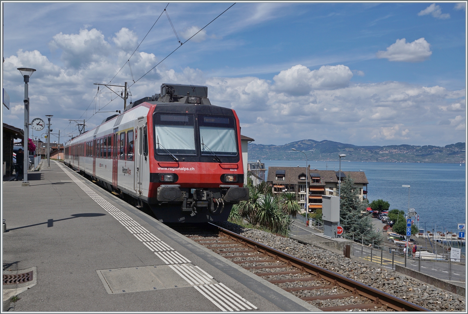 Ein RegionAlps RBDe 560 wartet in St-Gingolph auf die Abfahrt nach Brig. 

30. Juli 2022