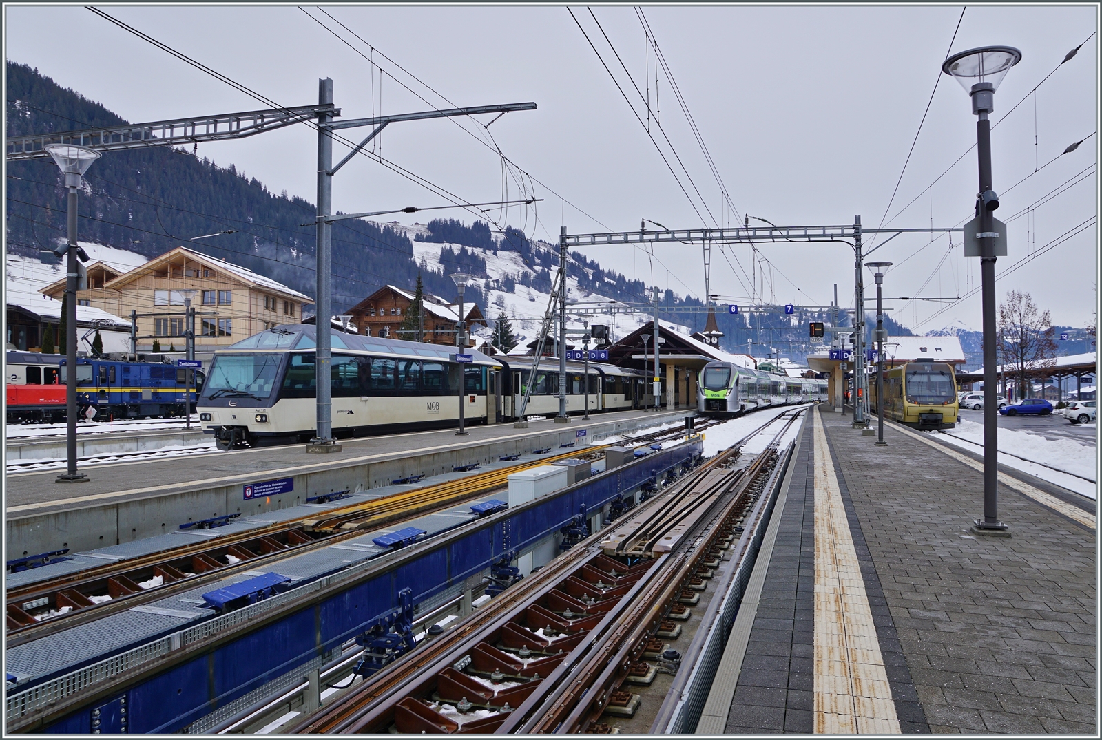 Faszination Spurwechsel: Im Vordergrund des Bildes sind die beiden Spurwechselanlagen in Zweisimmen zu sehen. Aufgabe dieser Einrichtung ist es, die Drehgestelle der umzuspurenden GPX Wagen zu entriegeln, umzuspuren und wieder zu verriegeln. Dabei werden die Drehgestelle der Schmalspurlok nicht touchiert. Normalspurige Fahrzeuge fahren durch die  nach unten geklappte  Umspuranlage, wie sie links zu sehen ist. Allen Ausführungen zum Trotz habe ich nicht ganz nachvollziehen könne, wie die MOB Ge 4/4 Schmalspurlok über das Schmalspurschienlose Zwischenstück der Anlage kommt. Ich vermute, sie rollt allein auf den Spurkränzen. Im Hintergrund ist der aus Bern in Zweisimmen angekommen BLS RABe 528 107 zu sehen - und am Bahnsteig gleich gegenüber der MOB Anschlusszug nach Montreux. Eine weiter und recht mühsamen Wege haben hingegen die Reisenden nach der Lenk, sie müssen den Bahnsteig wechseln. Grund genug, von einem künftigen Konzept zu Träumen, welches stündliche Spurwechselzüge von Bern nach der Lenk im Simmental anbietet...

15. Dezember 2022