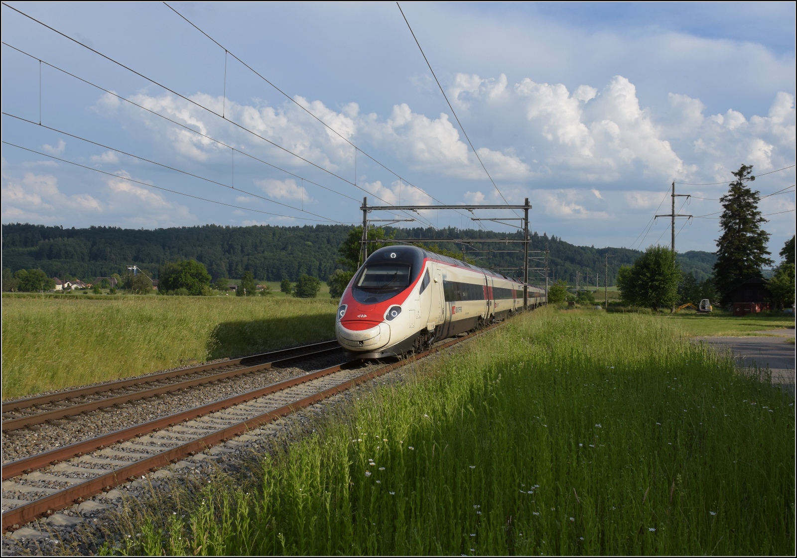 Fernverkehrstag auf der Altstrecke.

Via Burgdorf gibt es zumeist nur noch Güterverkehr, Nahverkehr und überregionale Züge nach Bern. Nicht an diesem Tag, RABe 503 016 ist diesmal gemächlicher Richtung Olten unterwegs. Bettenhausen, Juni 2023.
