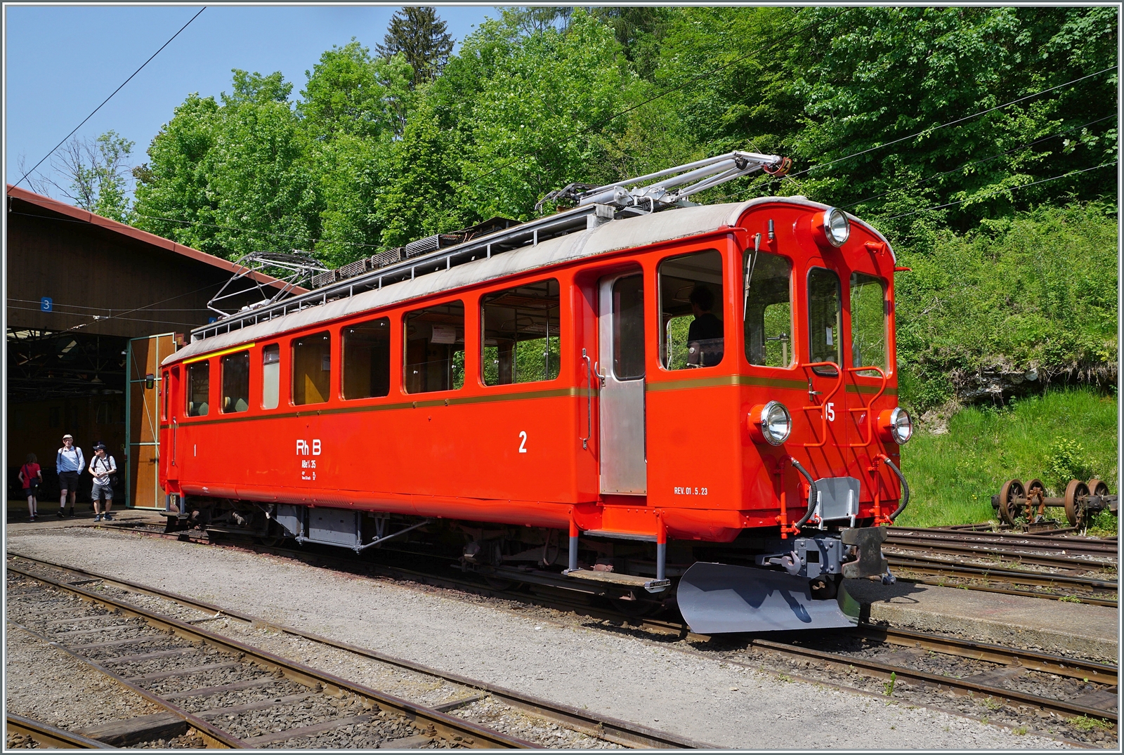 Festival Suisse de la vapeur / Schweizer Dampffestival 2023 der Blonay-Chamby Bahn: doch die grösste Überraschung war der RhB Bernina Bahn ABe 4/4 I 35, der sich nach seiner sehr gelungen Aufarbeitung praktisch  Fabrikneu  zeigt und von der B-C perfekt organisiert, sich in Chaulin zum ungestörten Fotografieren präsentiert.

29. Mai 2023 